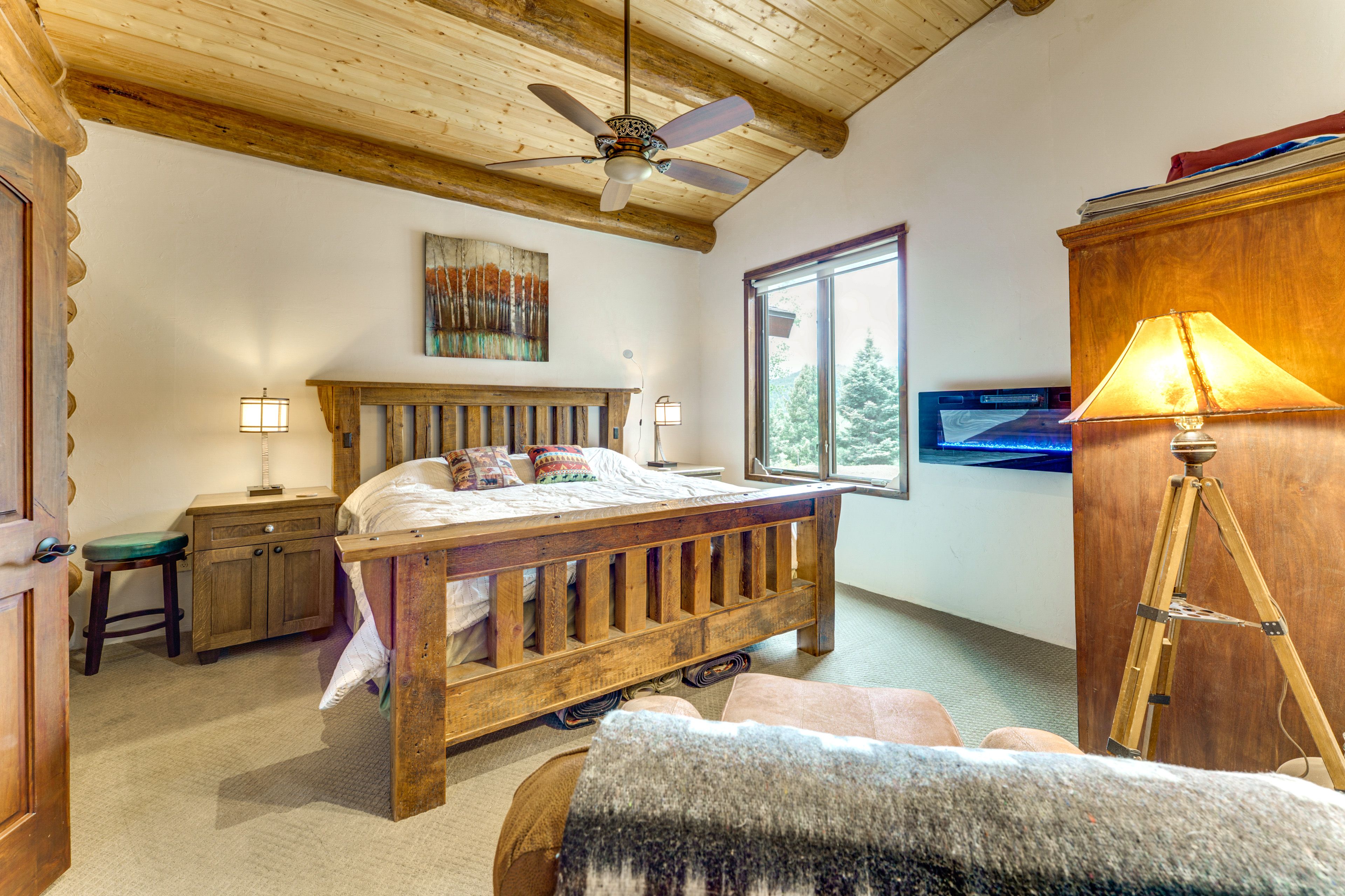 Bedroom 1 | King Bed | Linens | Main Level