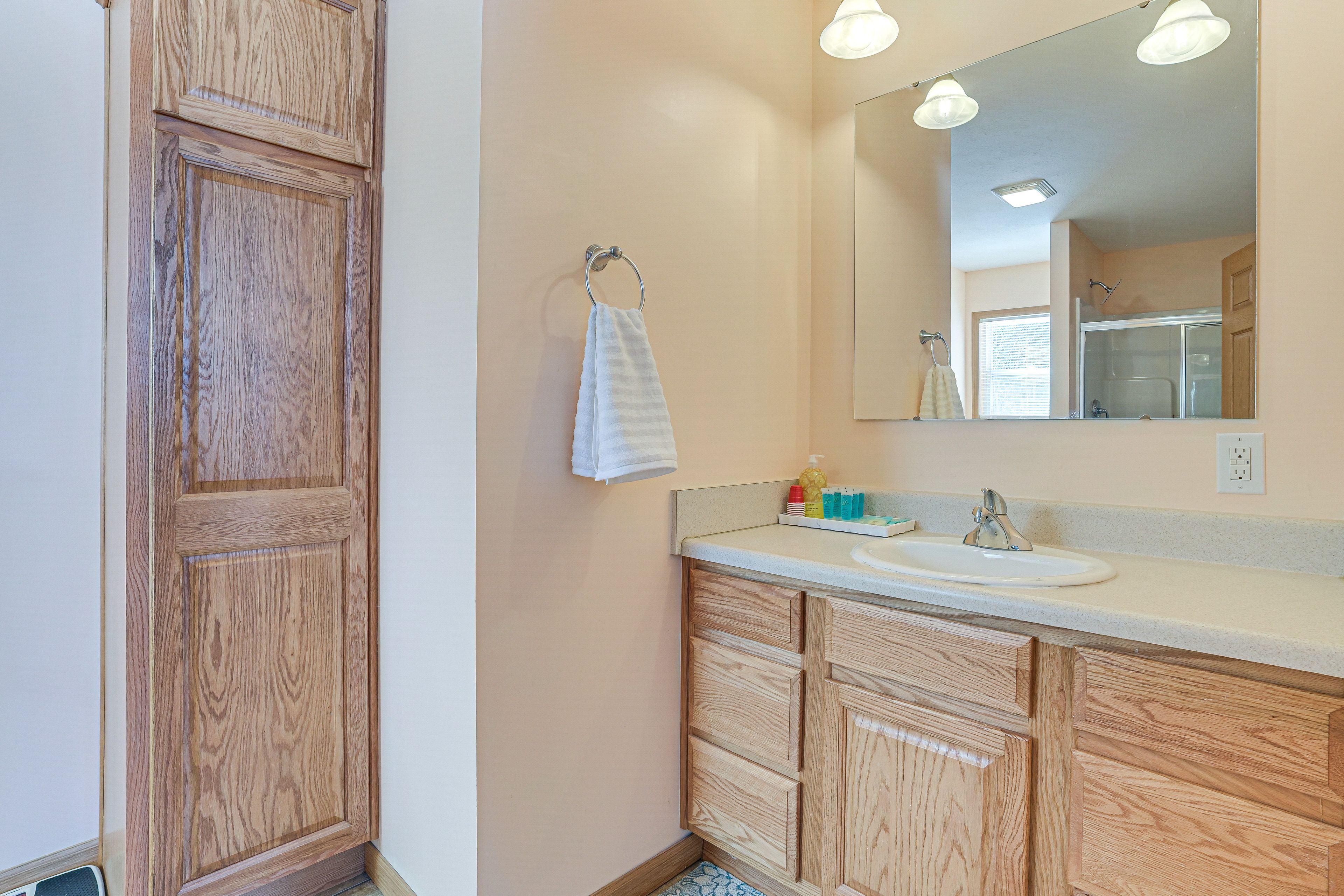 Full Bathroom | Towels Provided