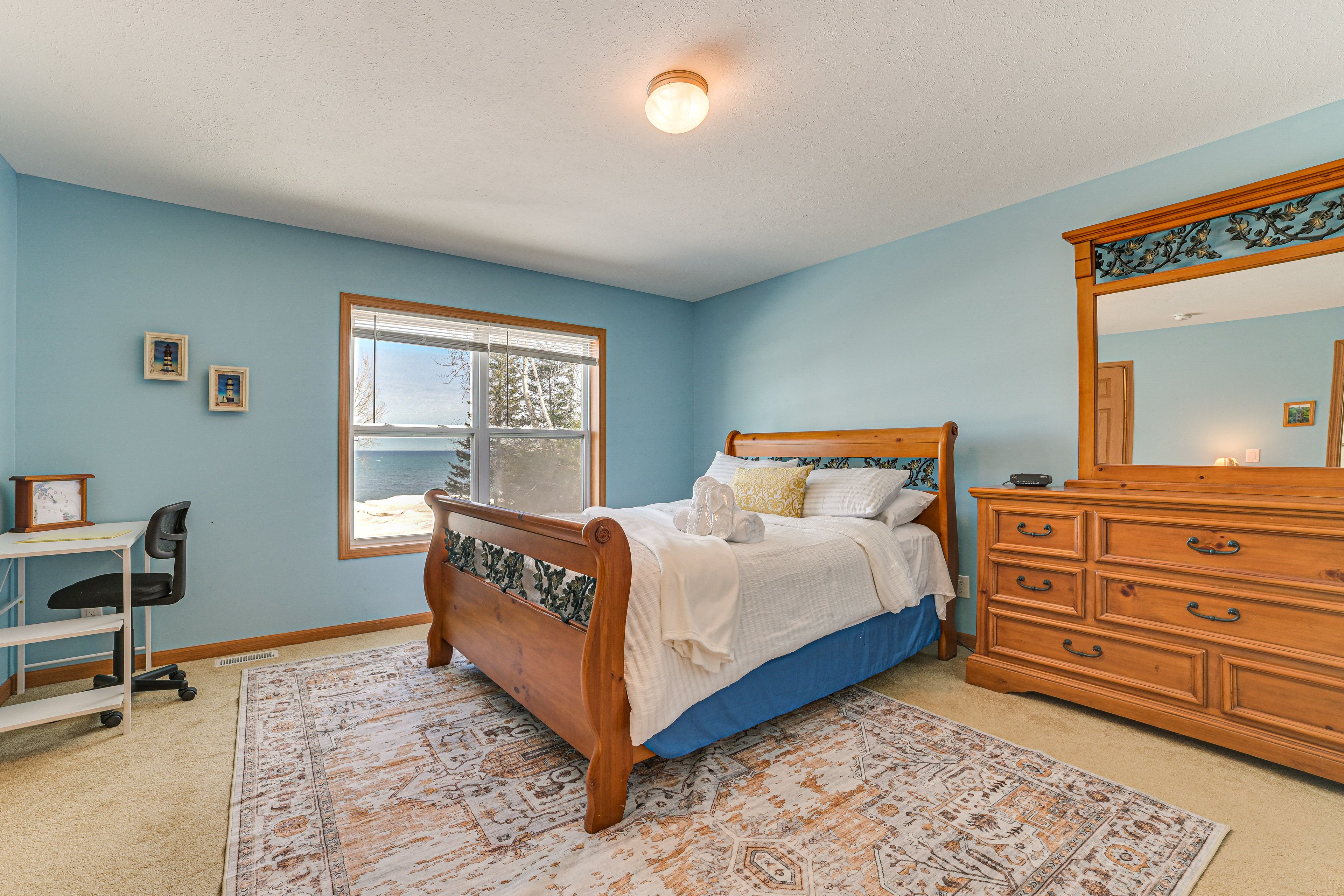 Bedroom 1 | Queen Bed | Laptop Workspace | Free WiFi
