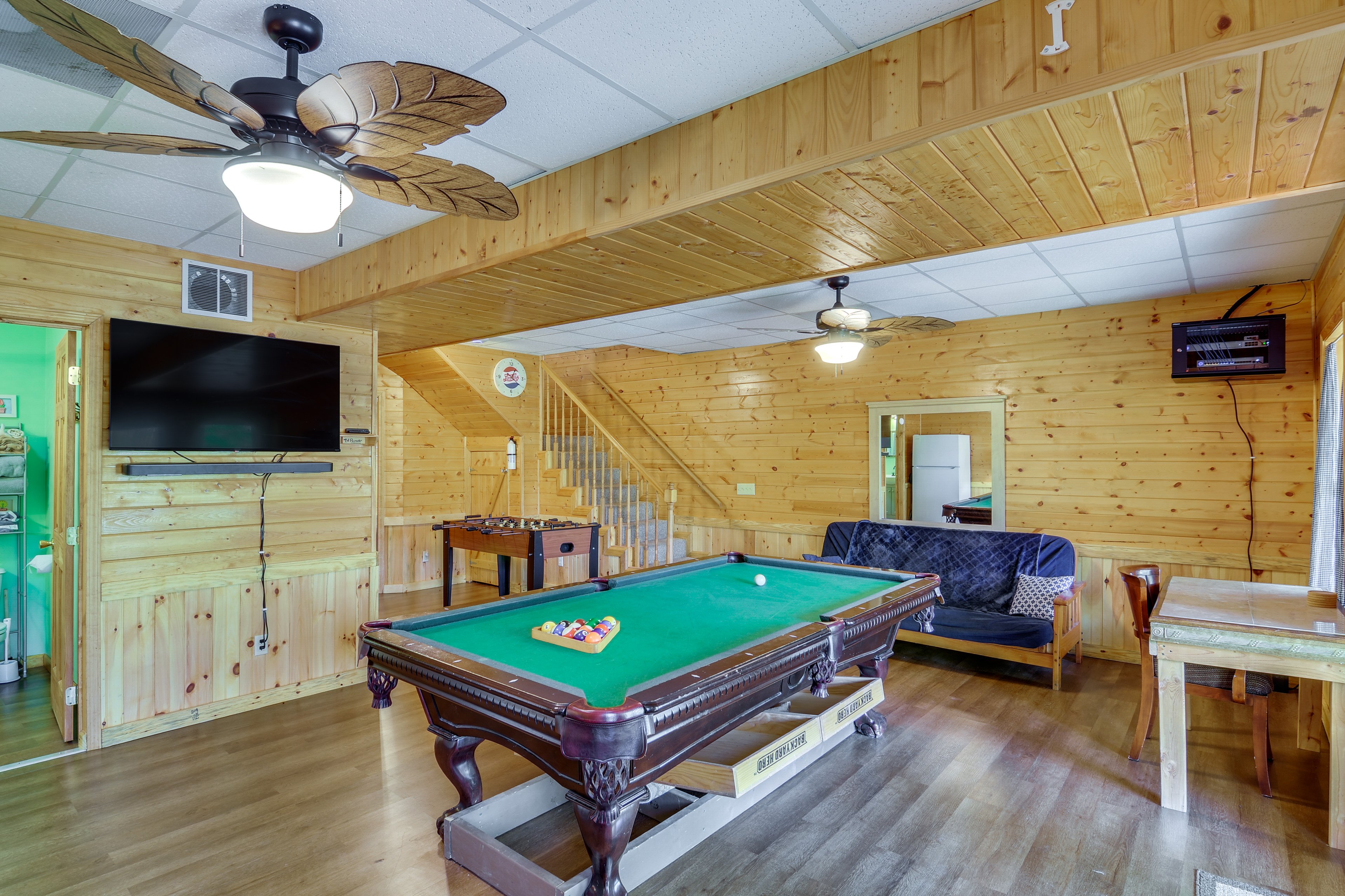 Game Room | 3-Story Cabin | Pool Table | Foosball Table | 50" Smart TV