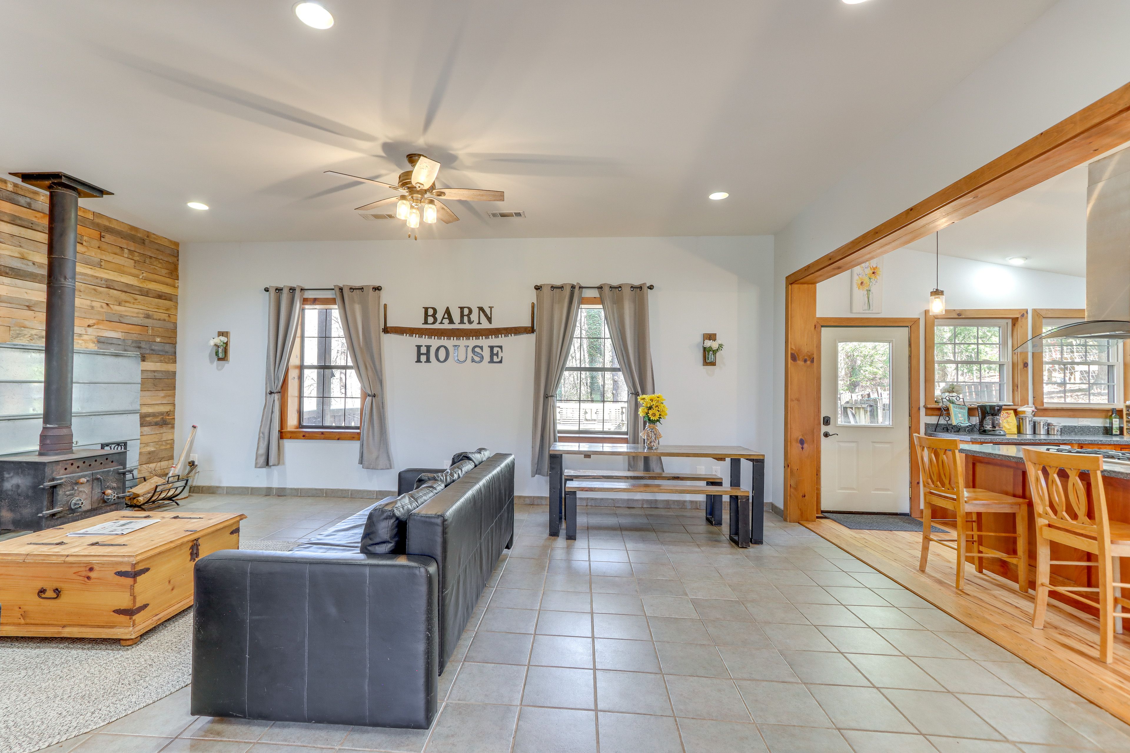 Dining Area | Dishware/Flatware Provided | 1st Floor
