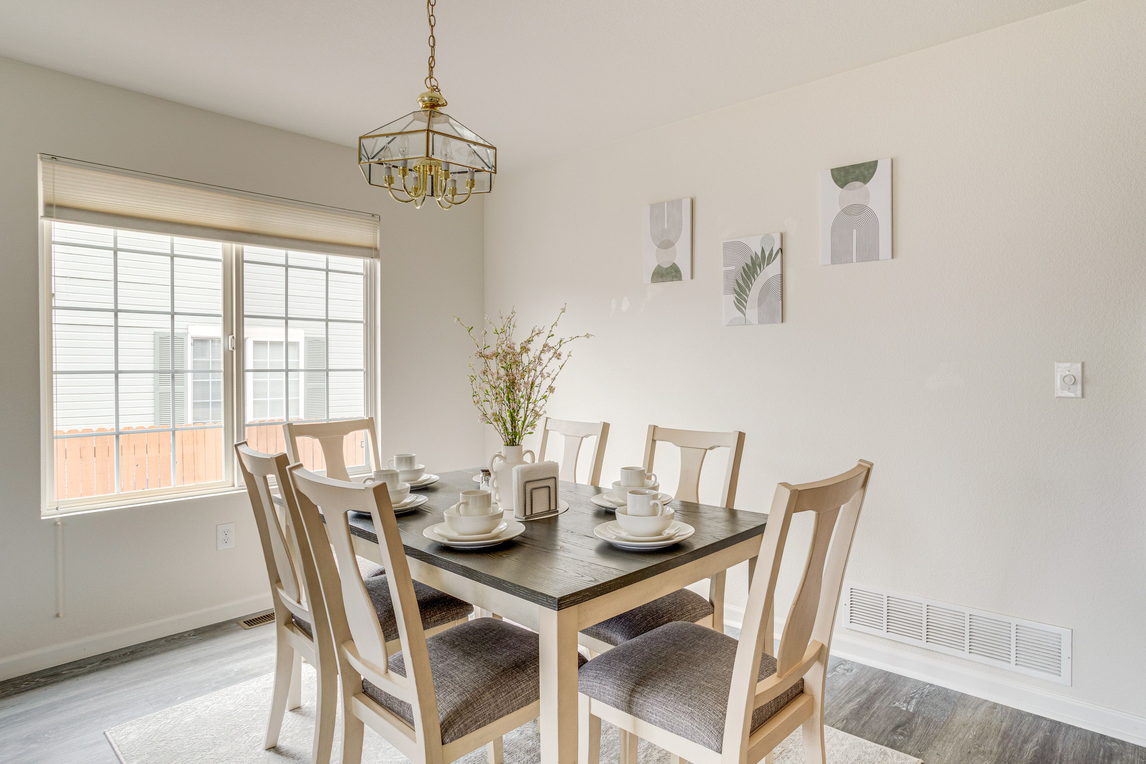Dining Area | Dishware/Flatware Provided