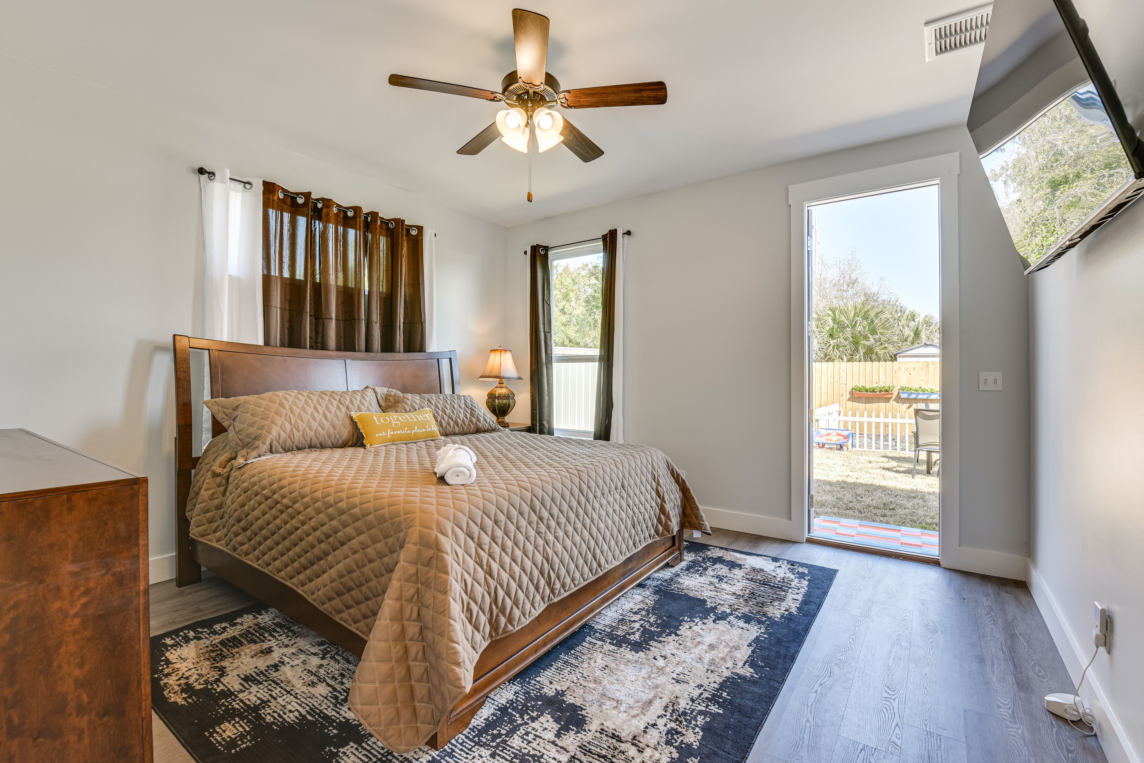 Bedroom 1 | King Bed