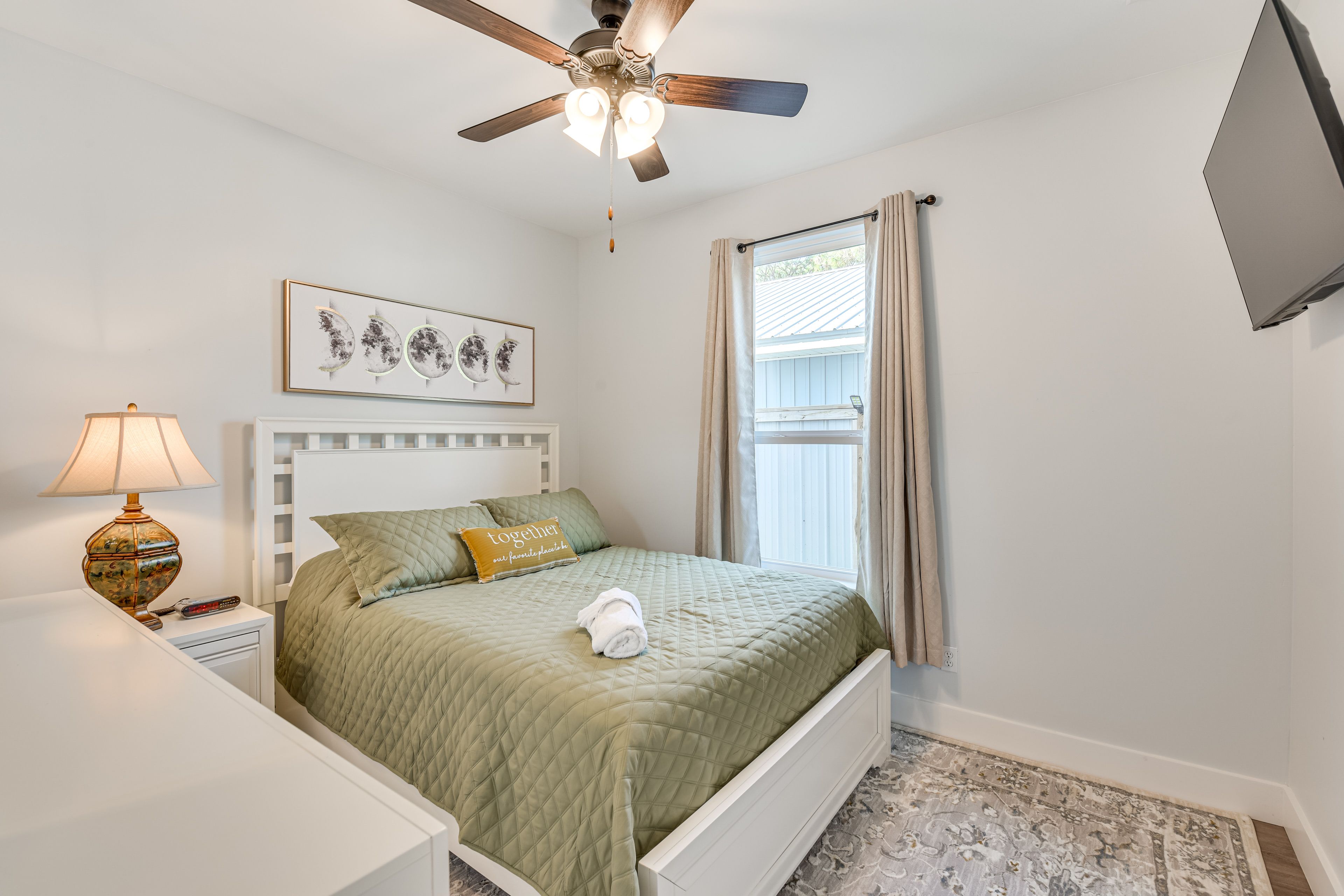 Bedroom 2 | Queen Bed
