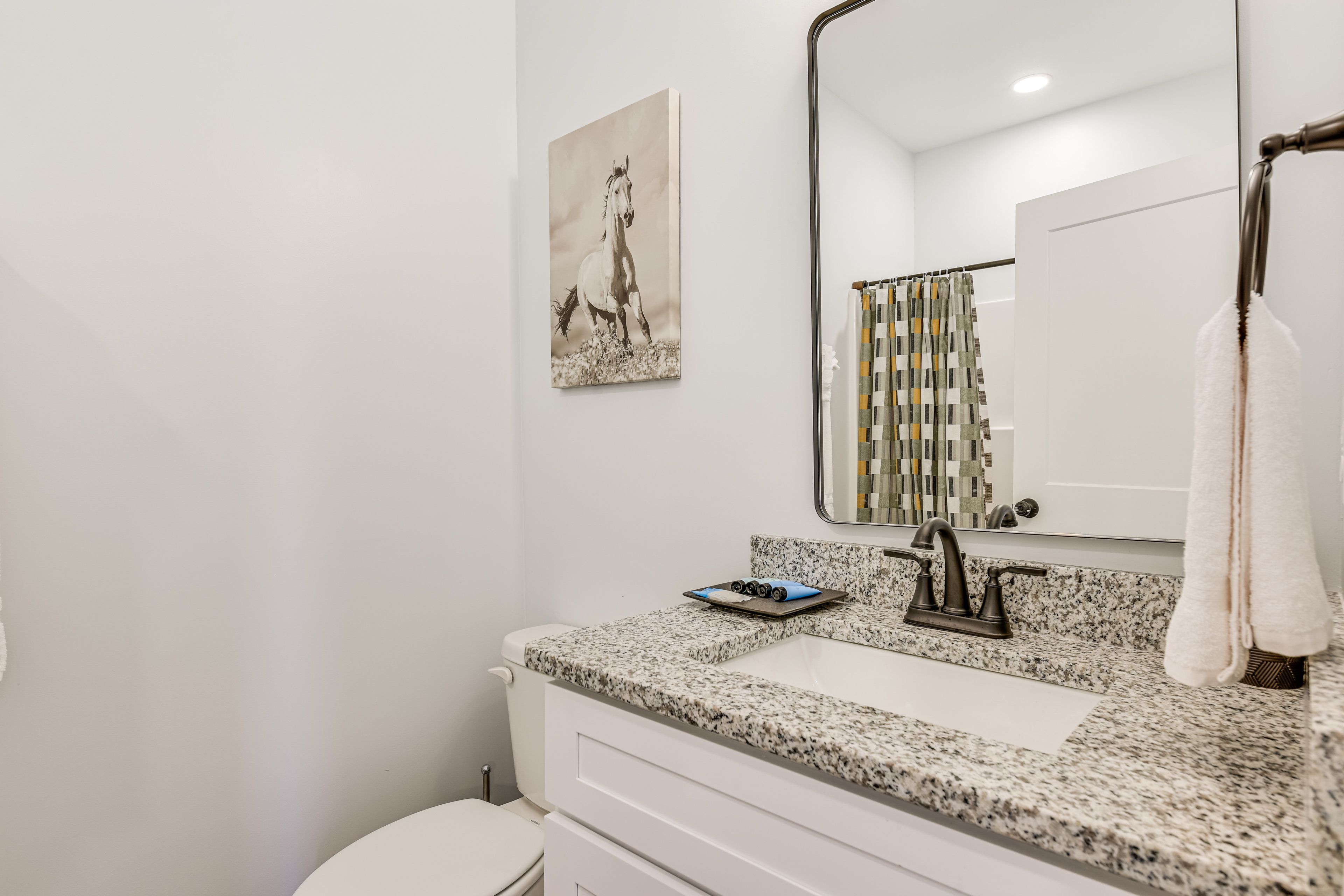 Full Bathroom | Complimentary Toiletries
