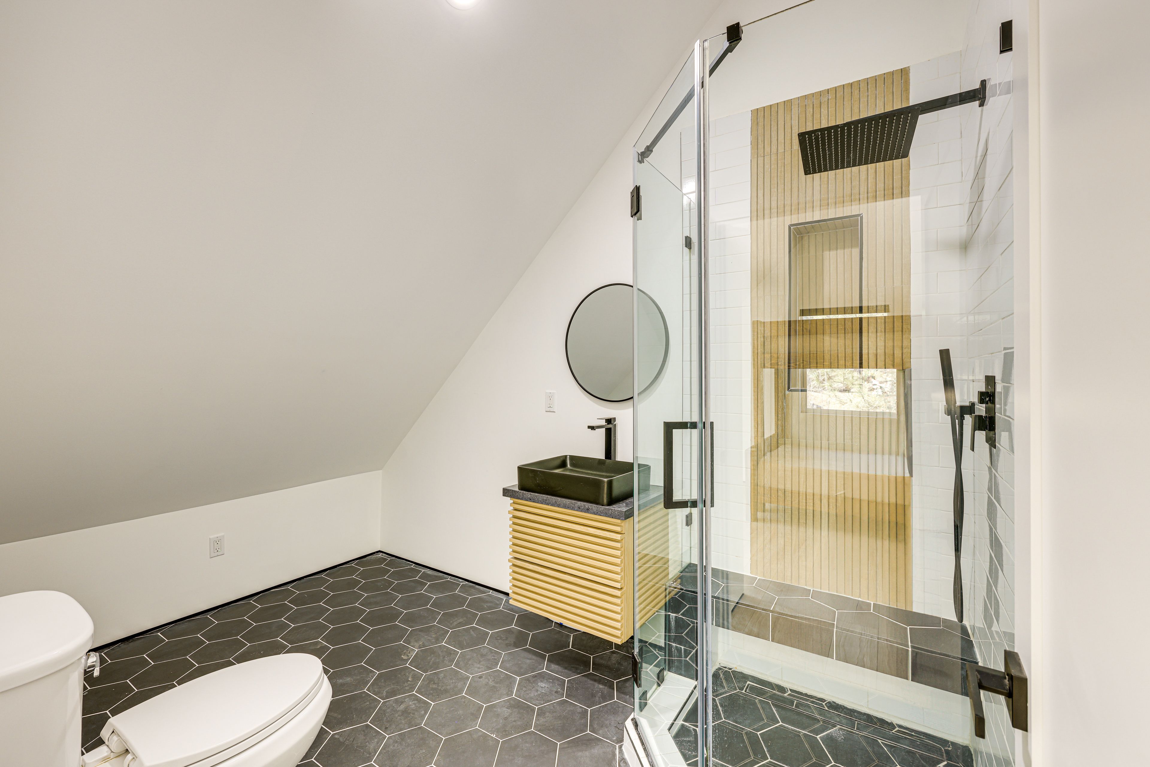 Full Bathroom | 2nd Floor