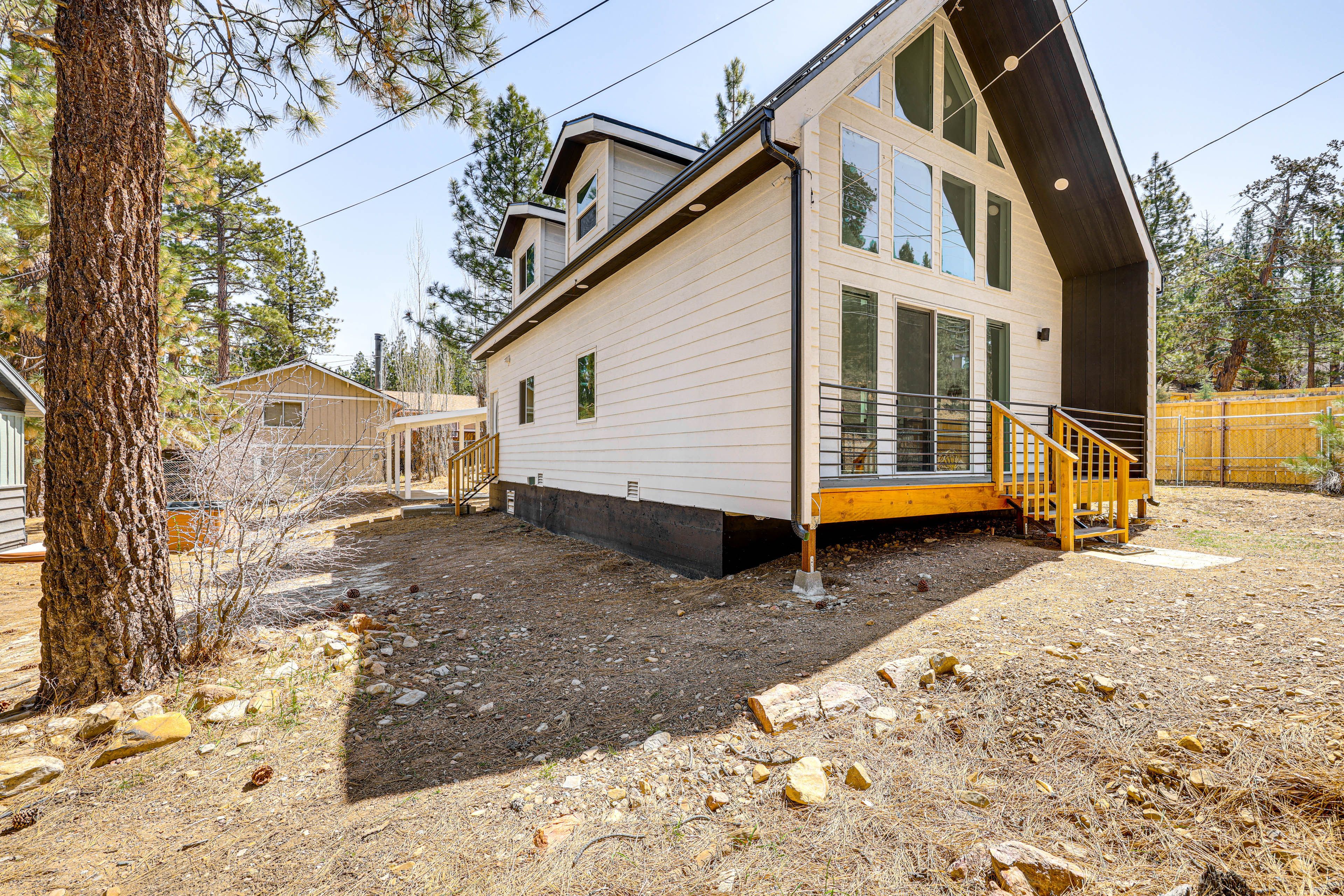 Property Exterior | Driveway (2 Vehicles)
