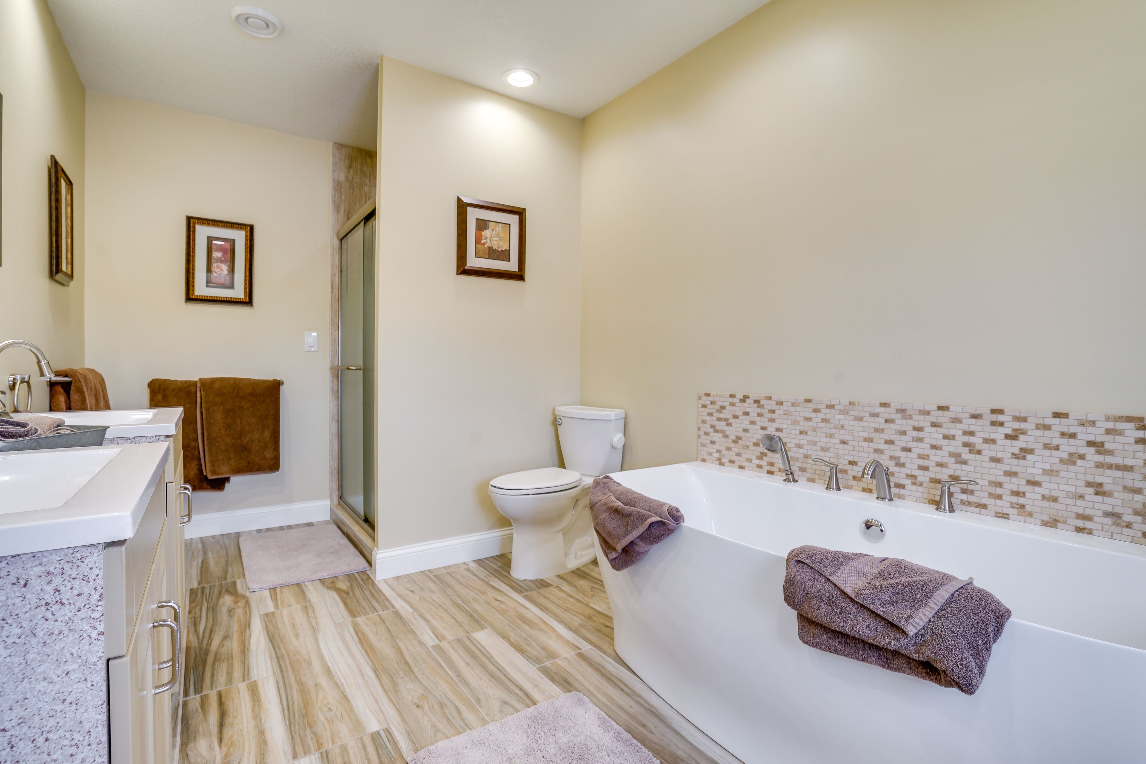 Full Bathroom | Towels Provided