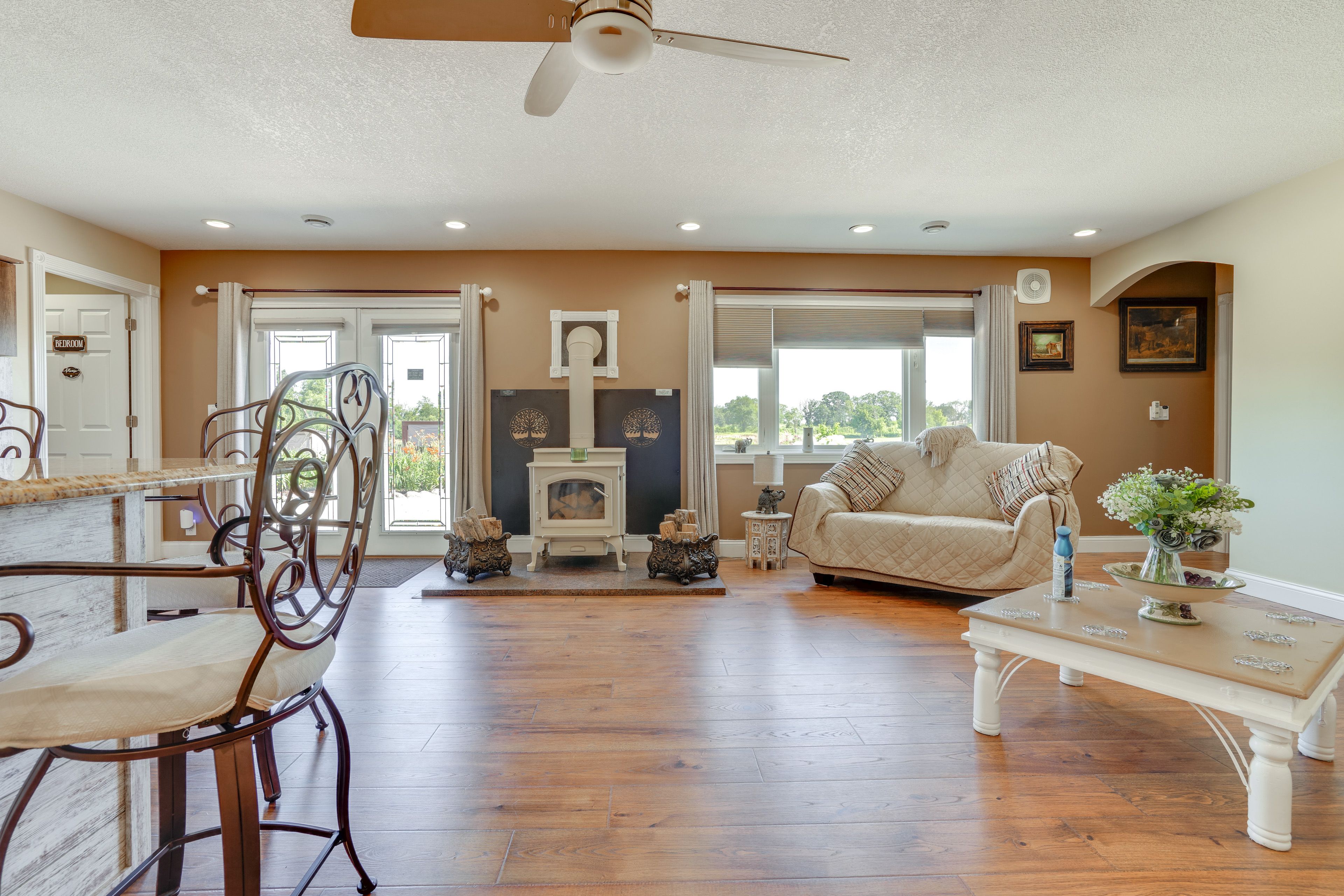 Living Room | Free WiFi | Central A/C & Heating | Smart TV