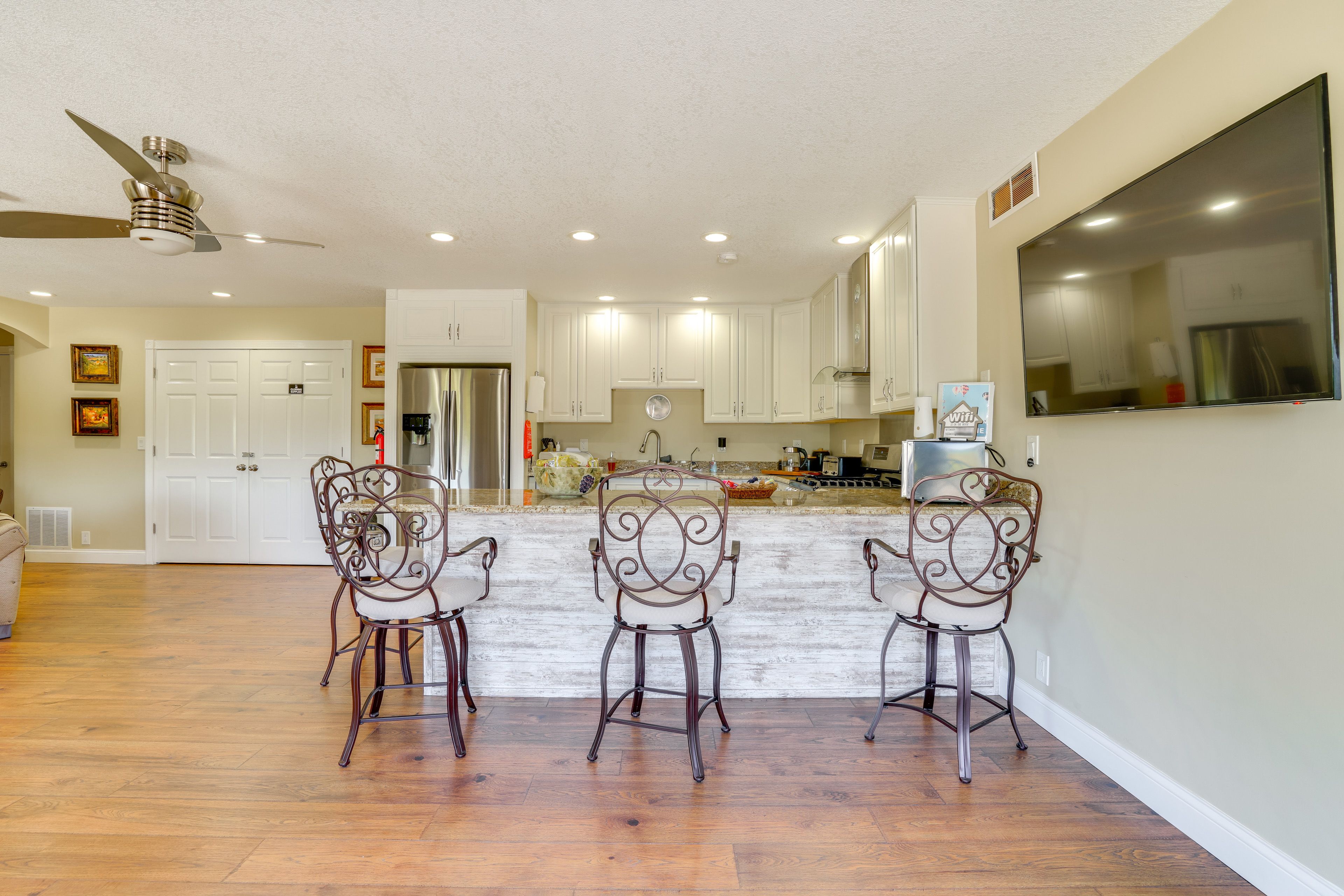 Breakfast Bar | Single-Story Apartment | Basement Unit