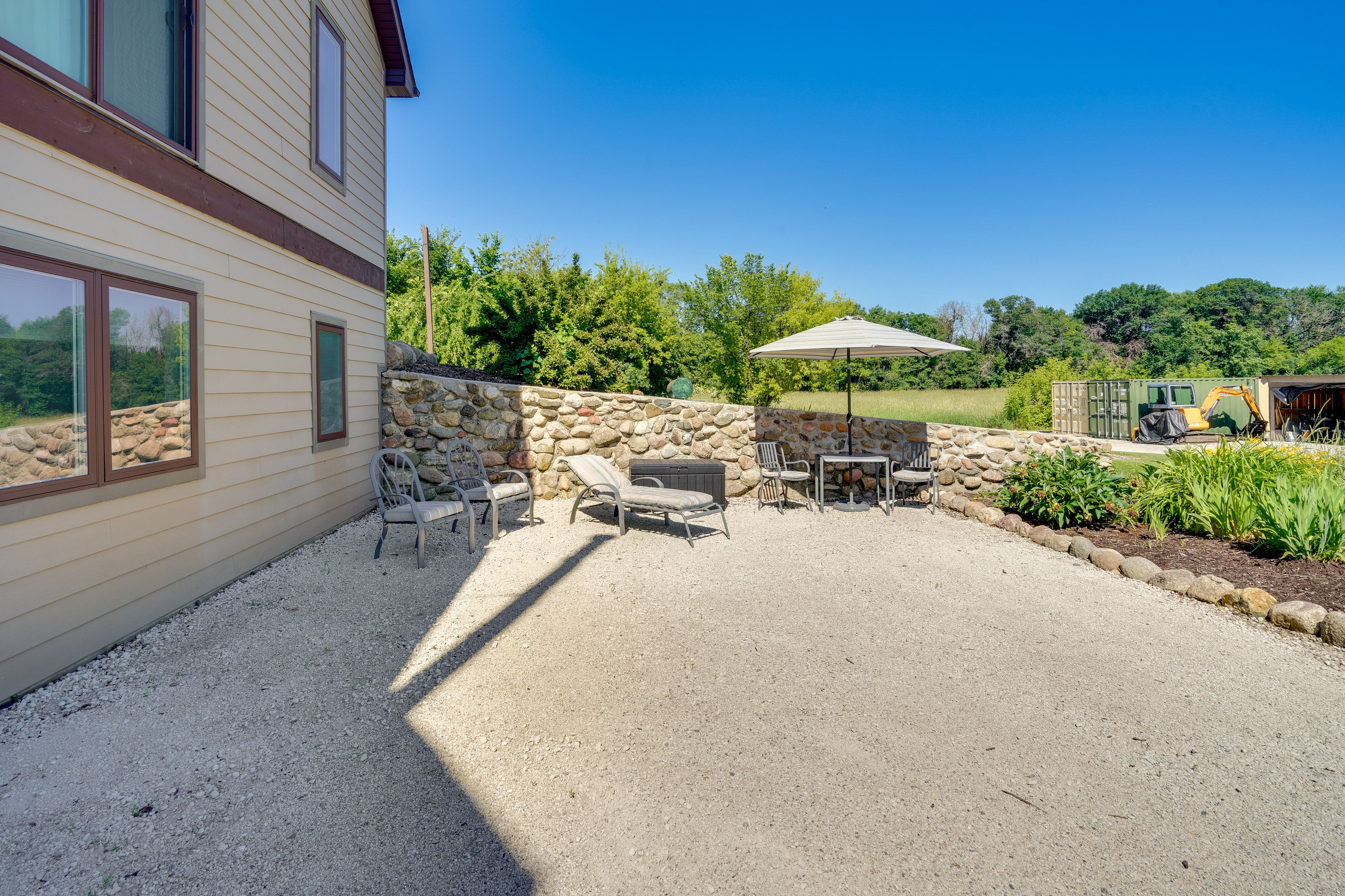 Yard | Outdoor Dining Area