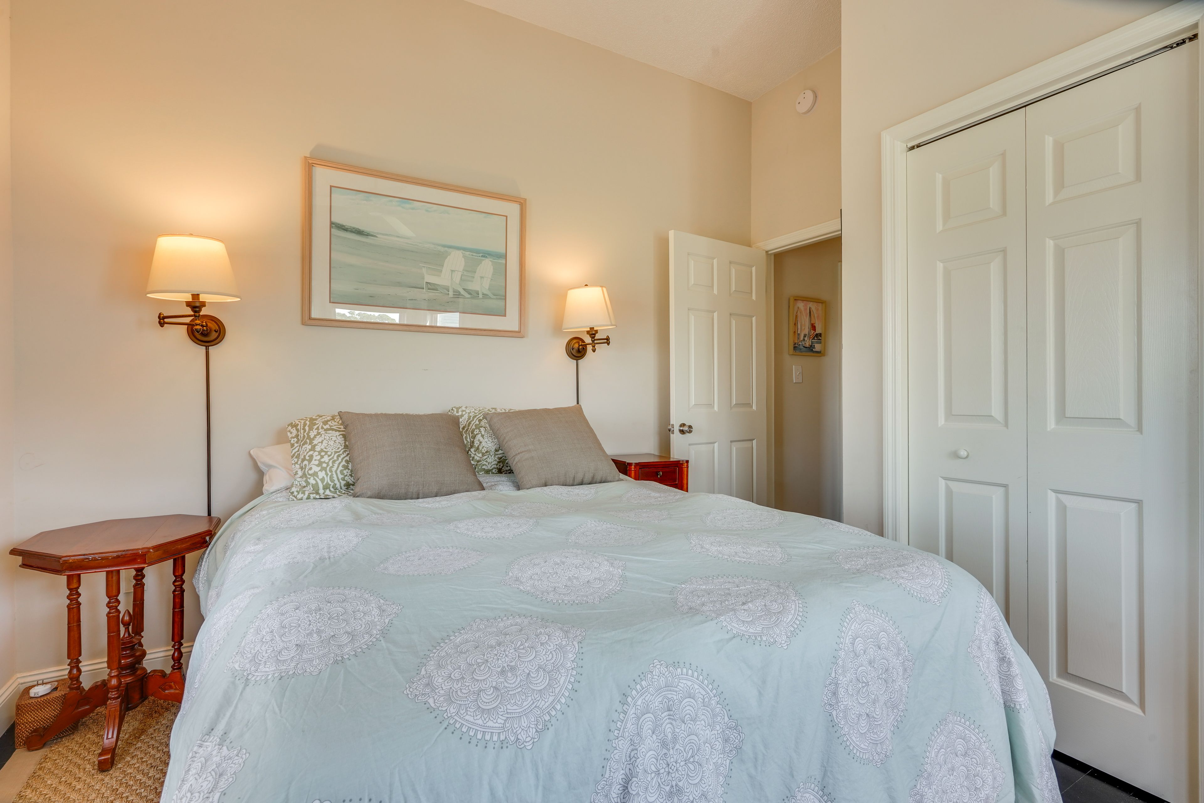 Bedroom 1 | Queen Bed | 1st Floor