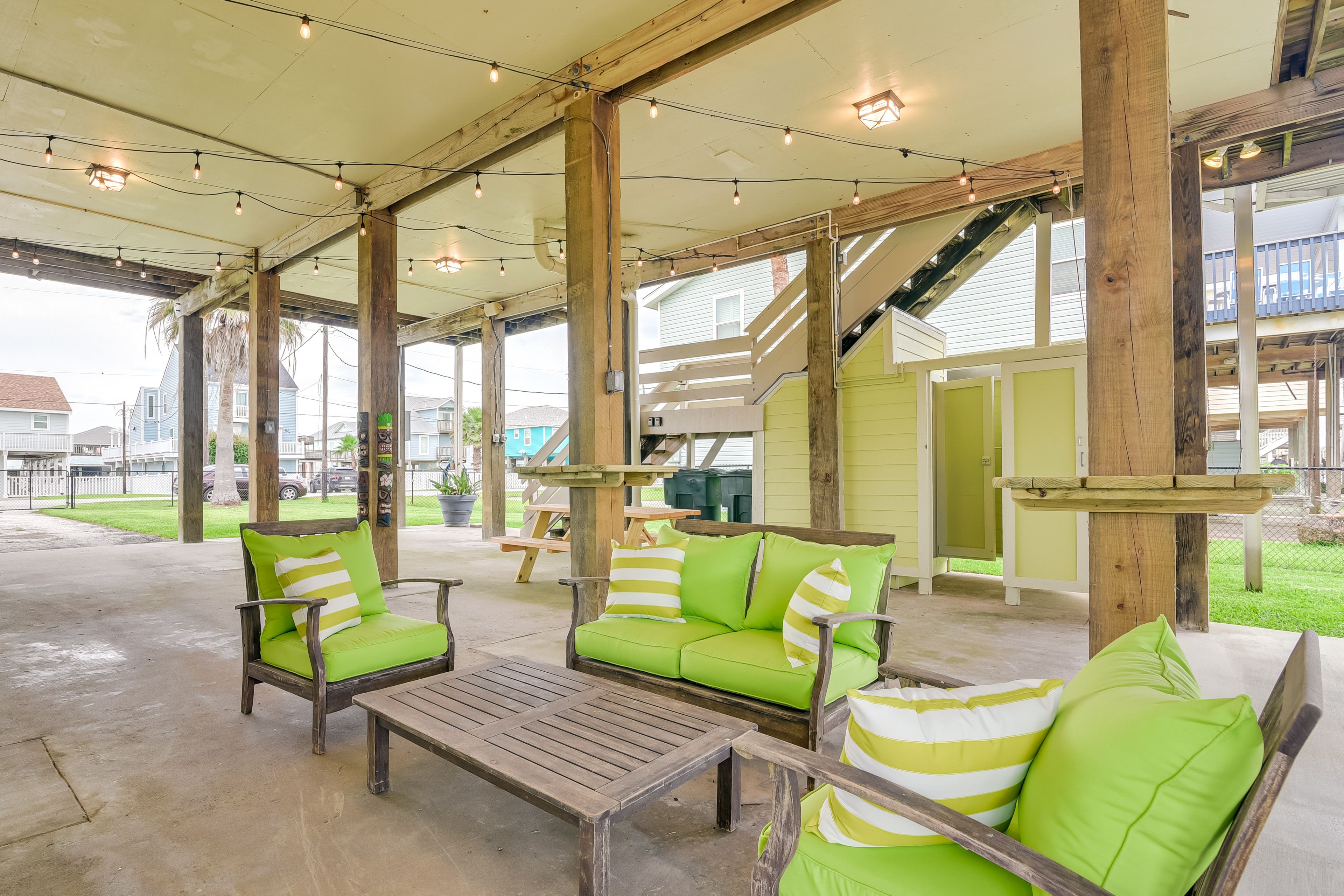 Covered Patio | Outdoor Shower | Picnic Table