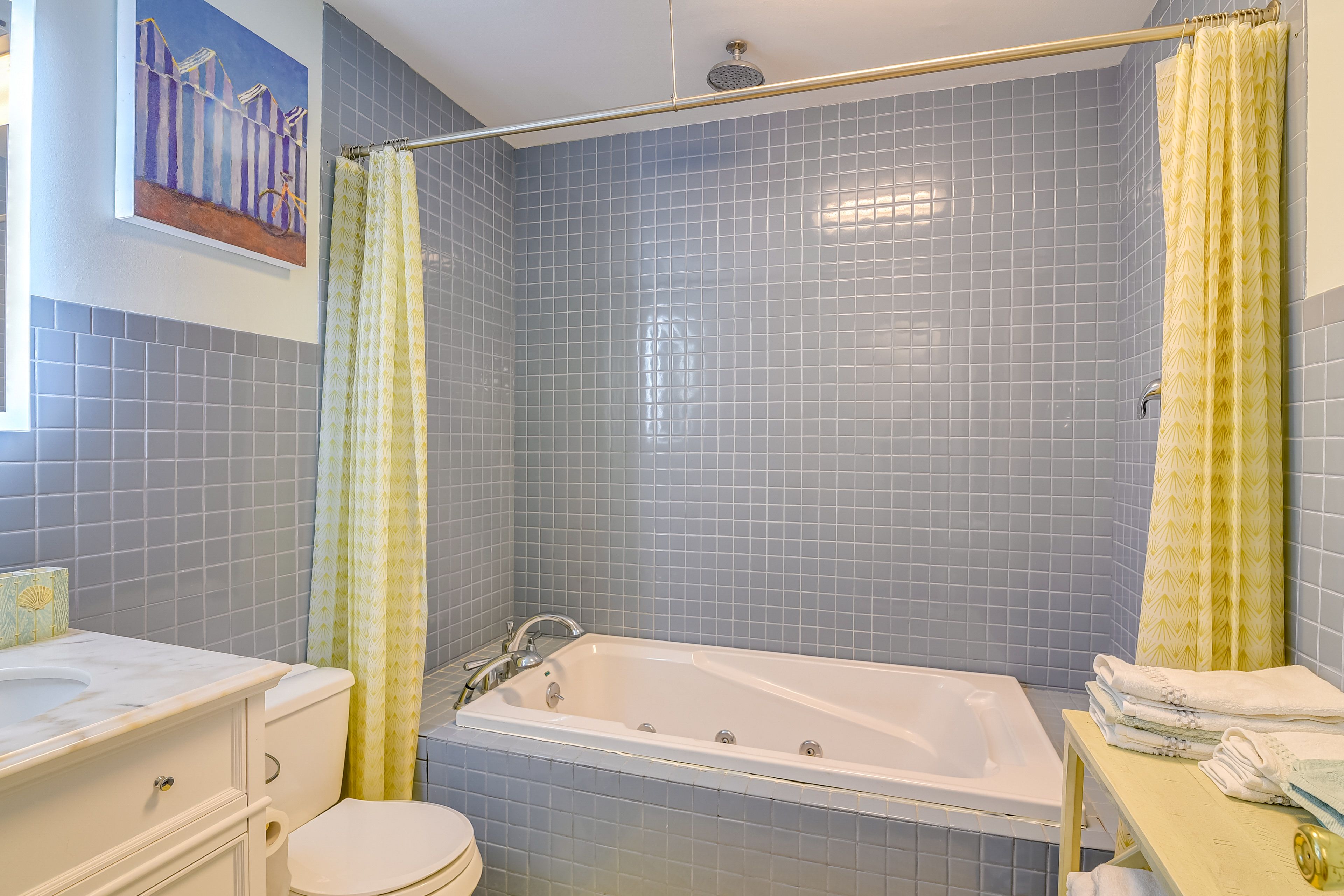 Full Bathroom | Towels Provided