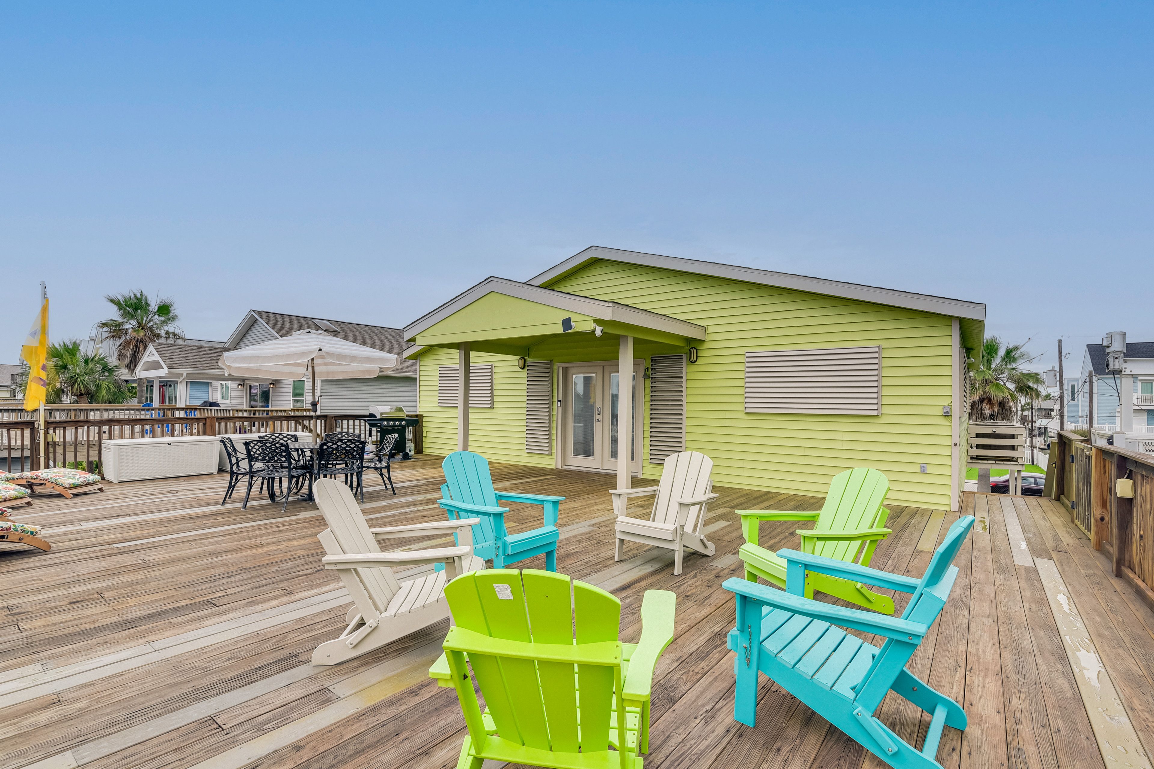 Spacious Deck w/ Seating & Dining Table | Fish Cleaning Station