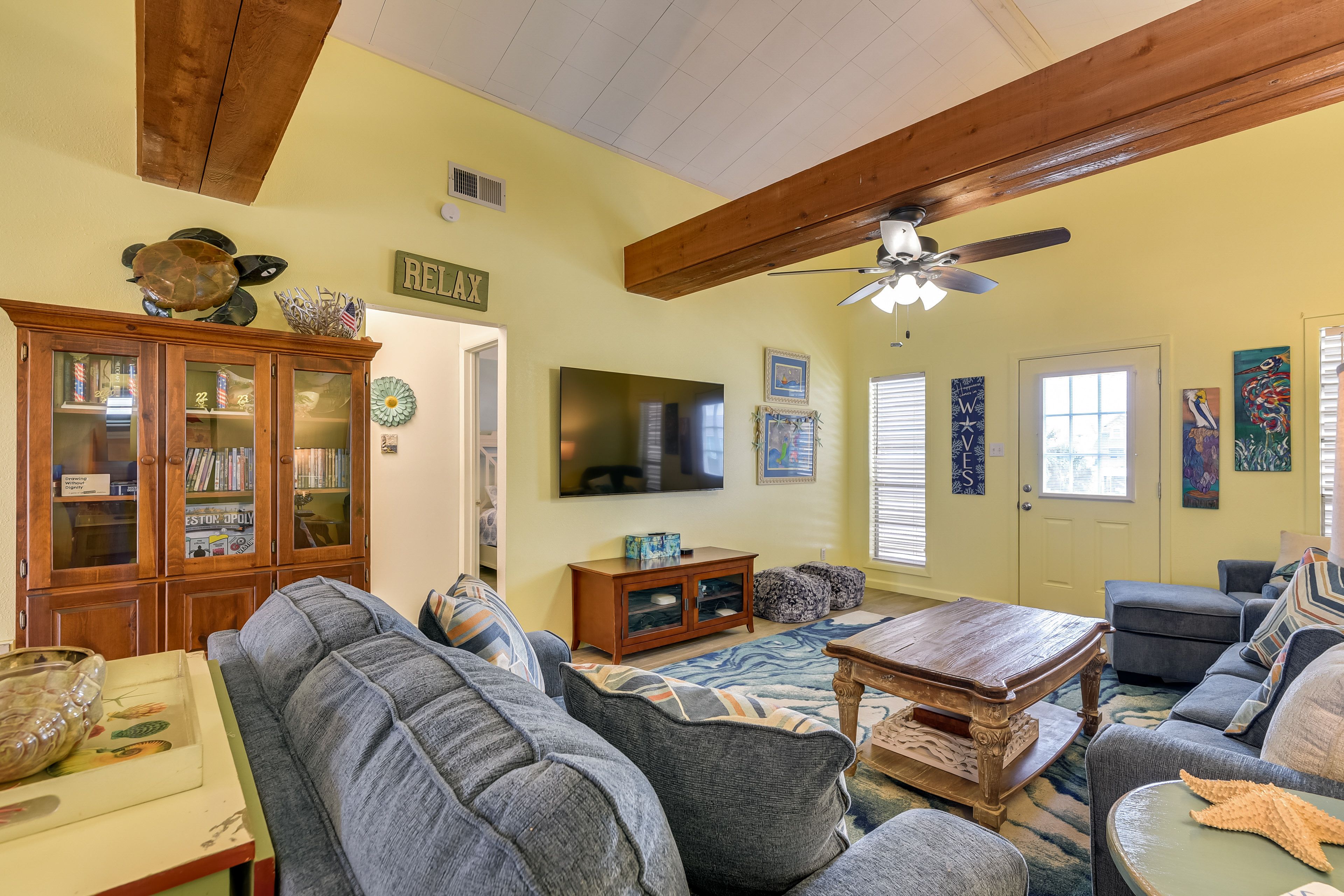 Living Room | Books/Board Games