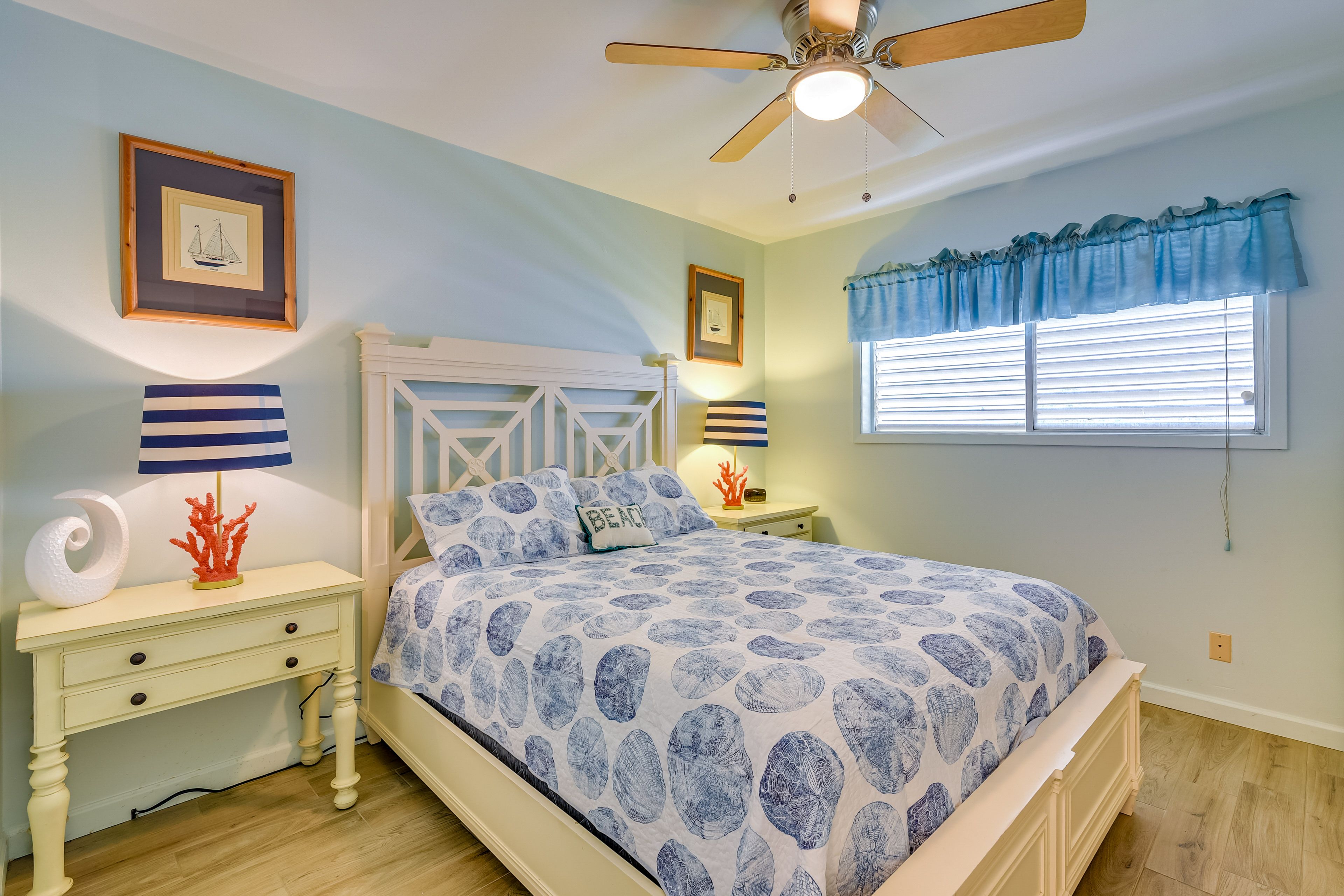 Bedroom 1 | Queen Bed | Smart TV