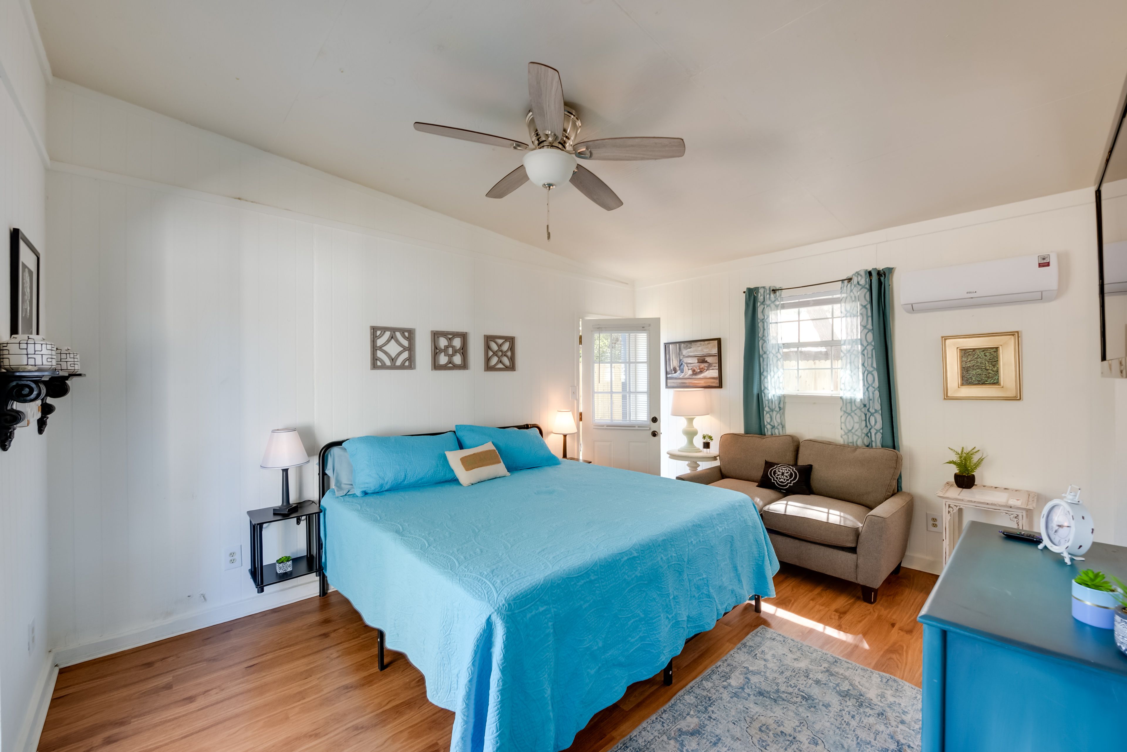 Studio | King Bed | Linens Provided | Flat-Screen TV