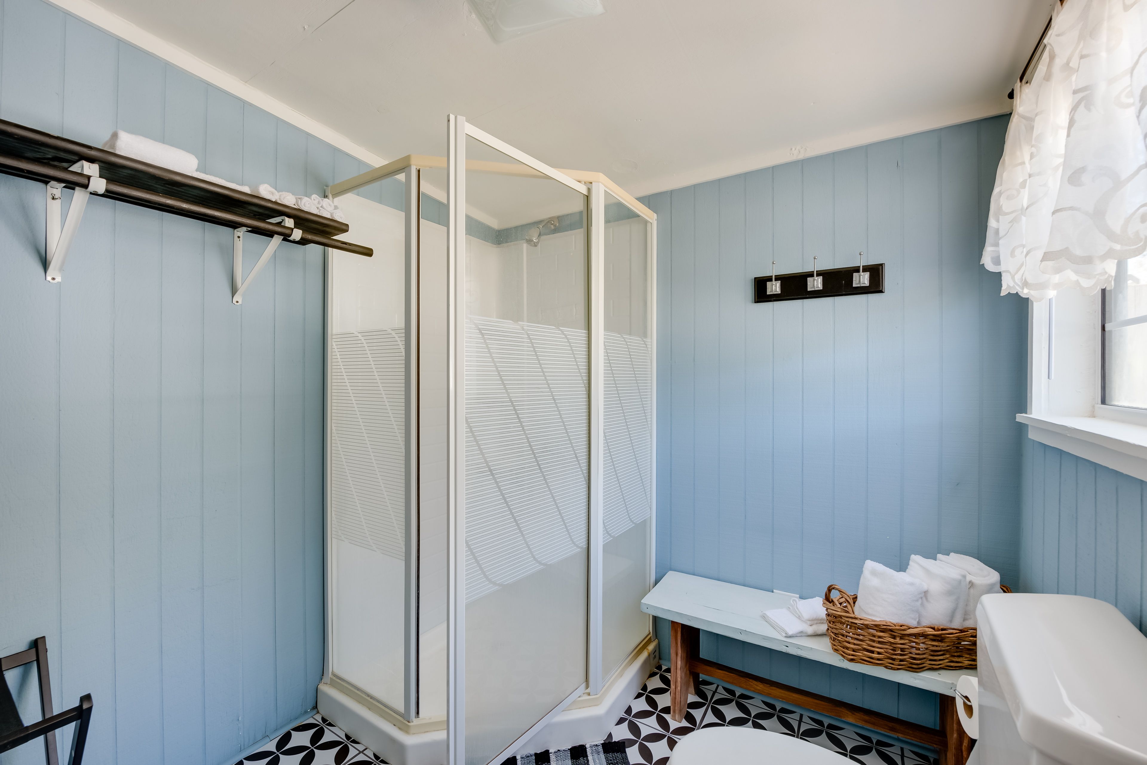 Full Bathroom | Towels Provided