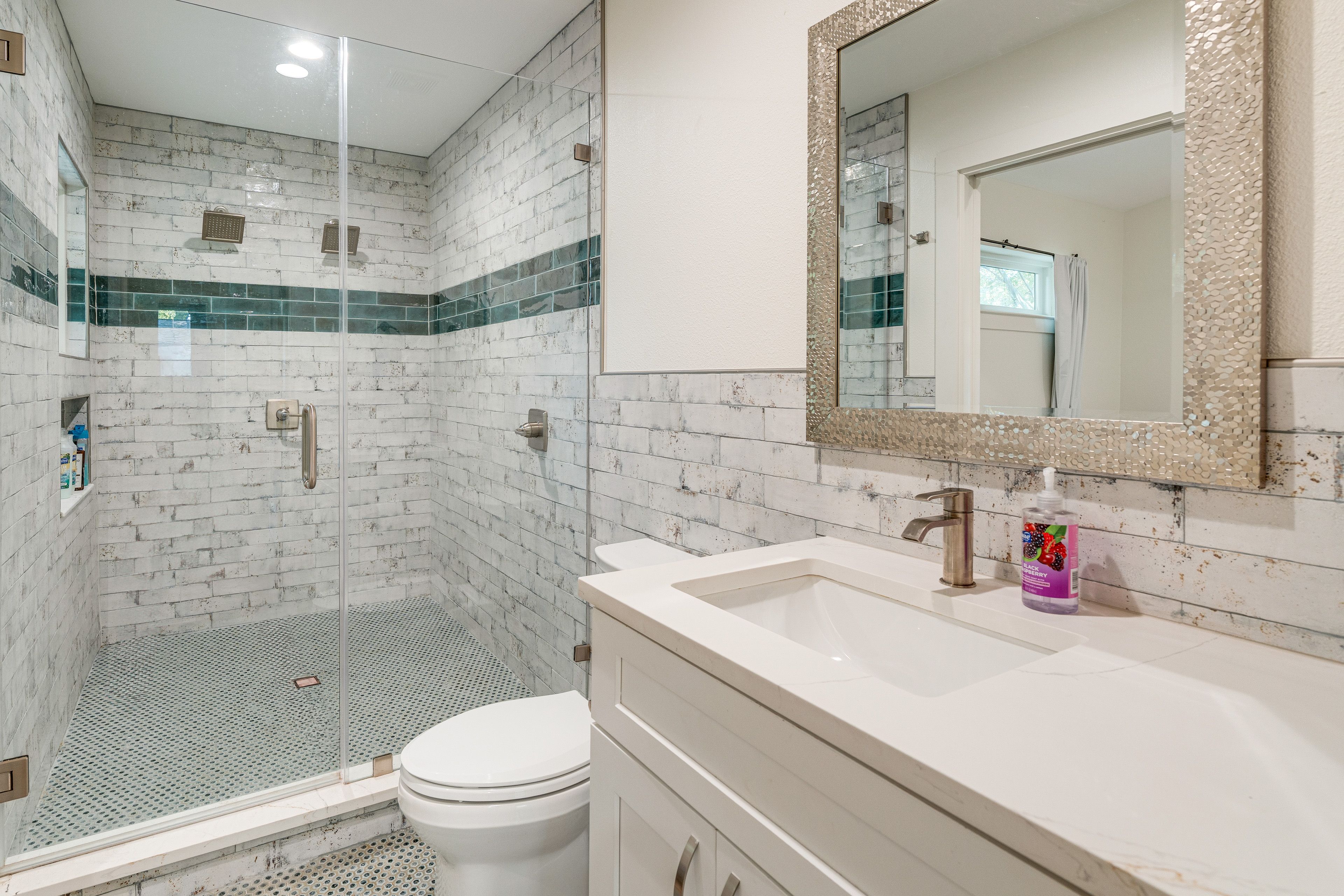 Full Bathroom | Towels Provided | Complimentary Toiletries