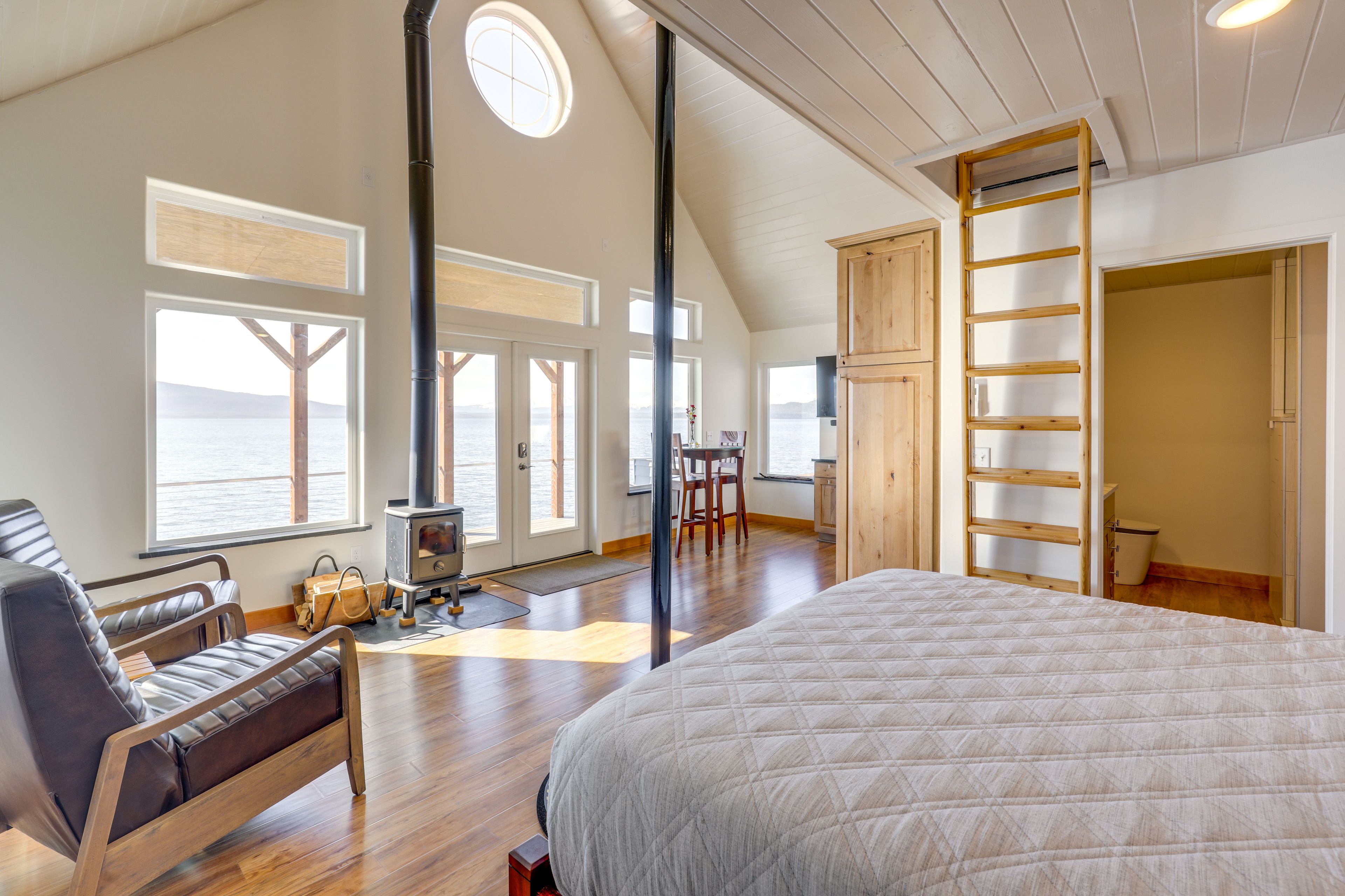 Studio | Queen Bed | Free WiFi | Dual Heat Pump