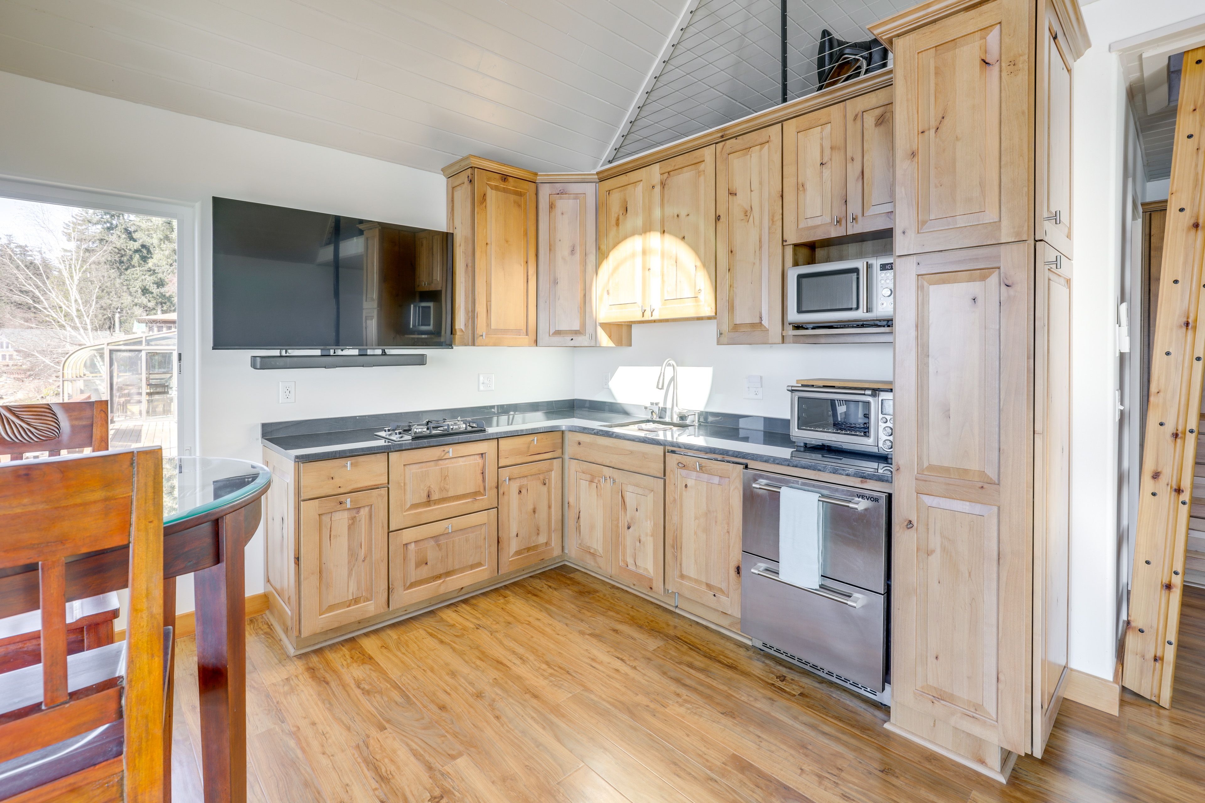 Kitchenette | Smart TV | Refrigerator & Freezer | Toaster Oven | Gas Stovetop