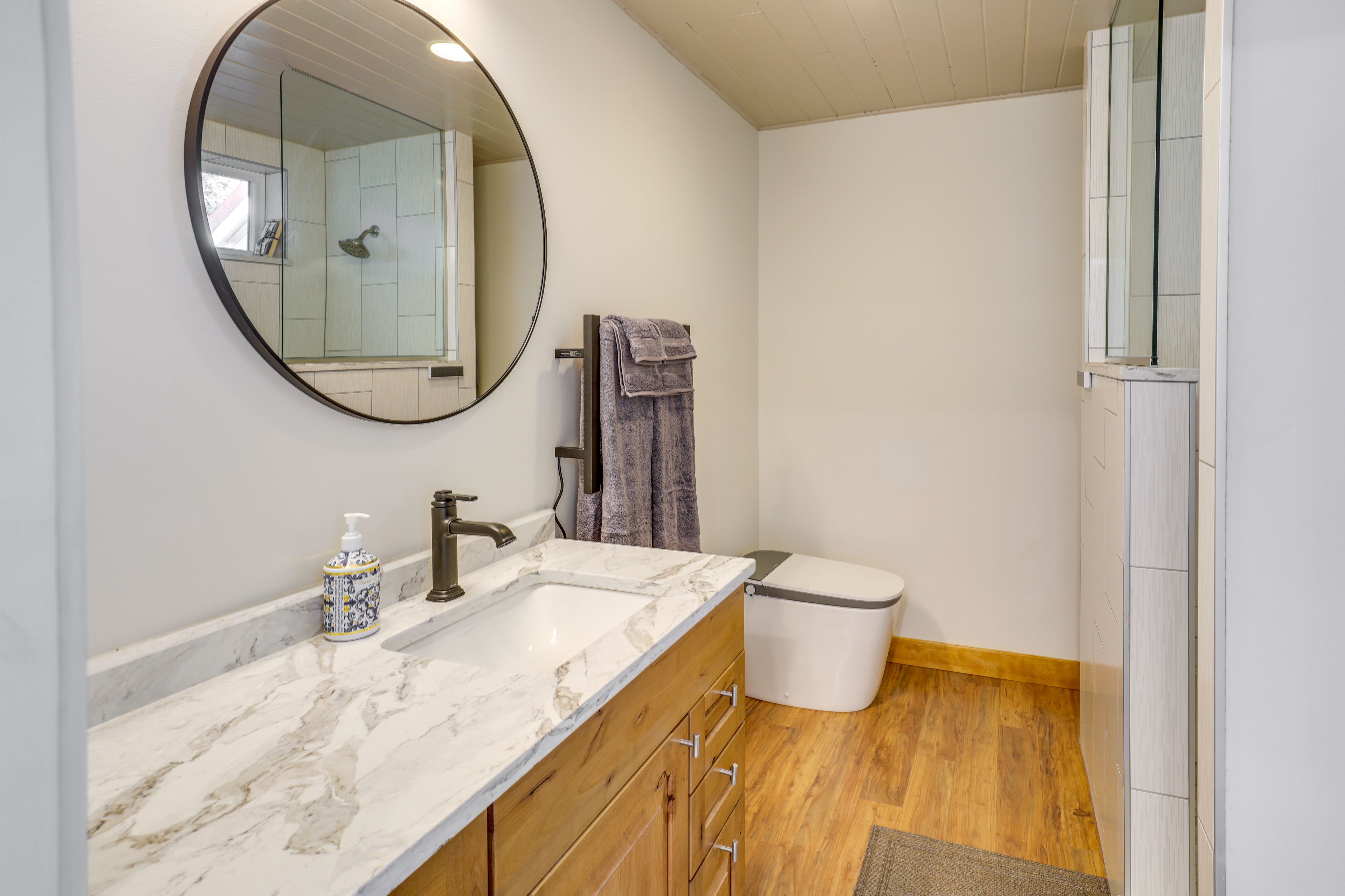 Full Bathroom | Washer/Dryer Unit