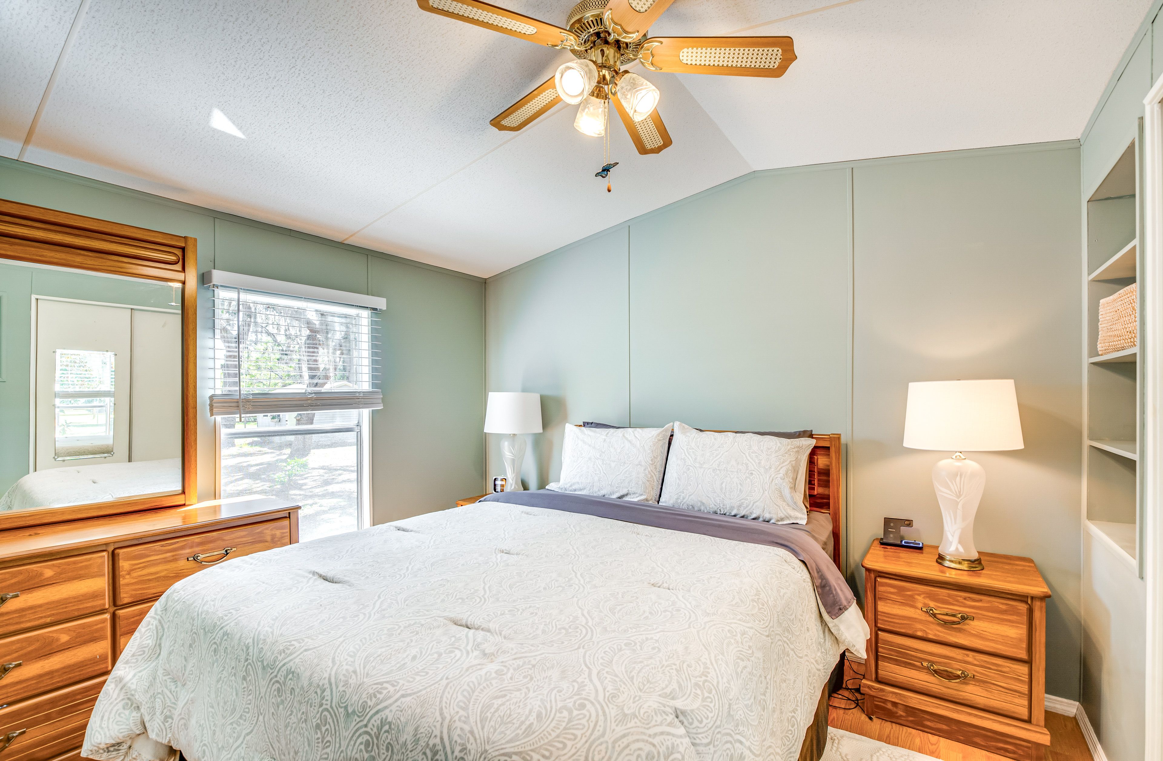 Bedroom 2 | Queen Bed