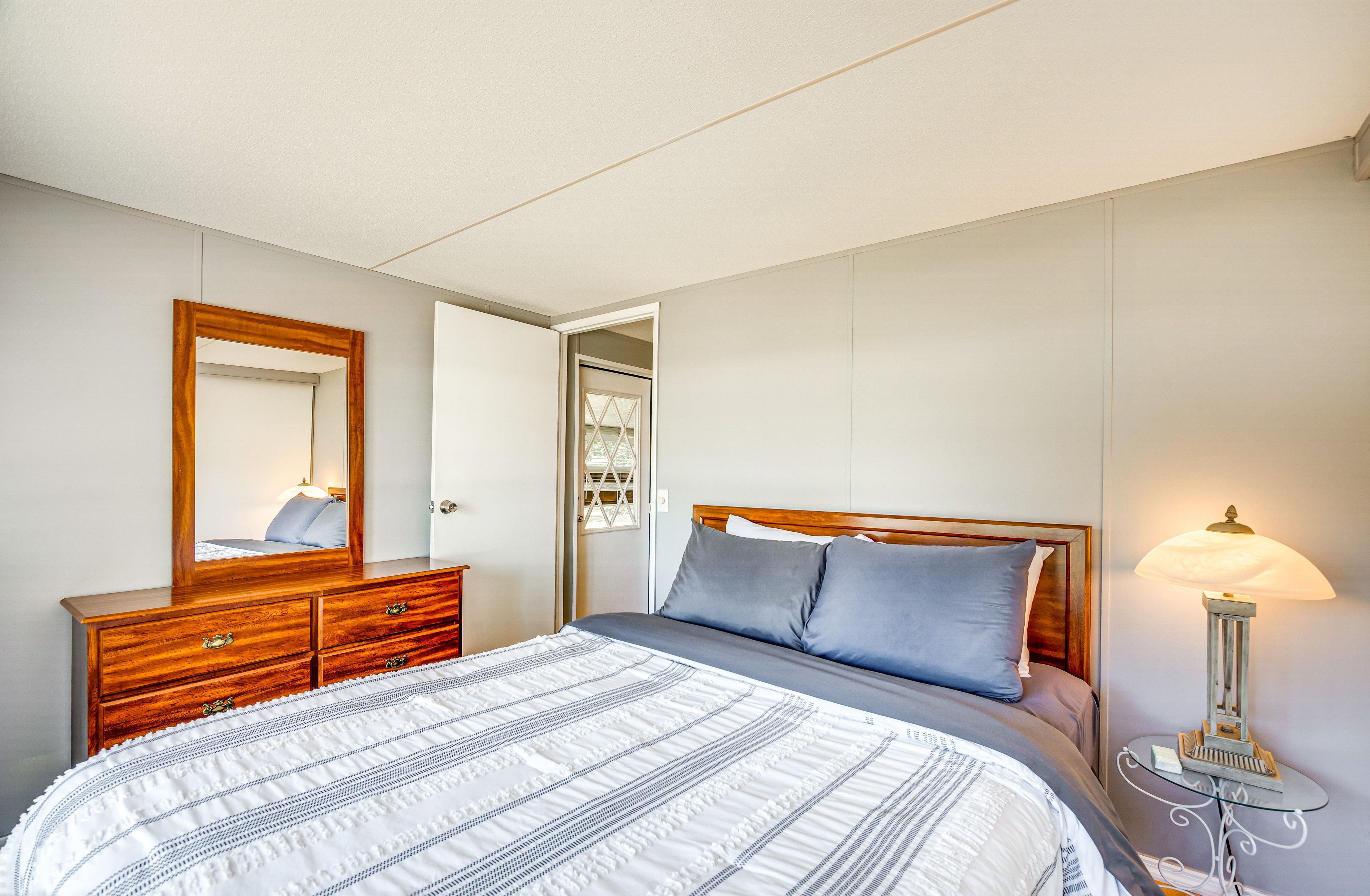 Bedroom 1 | Queen Bed