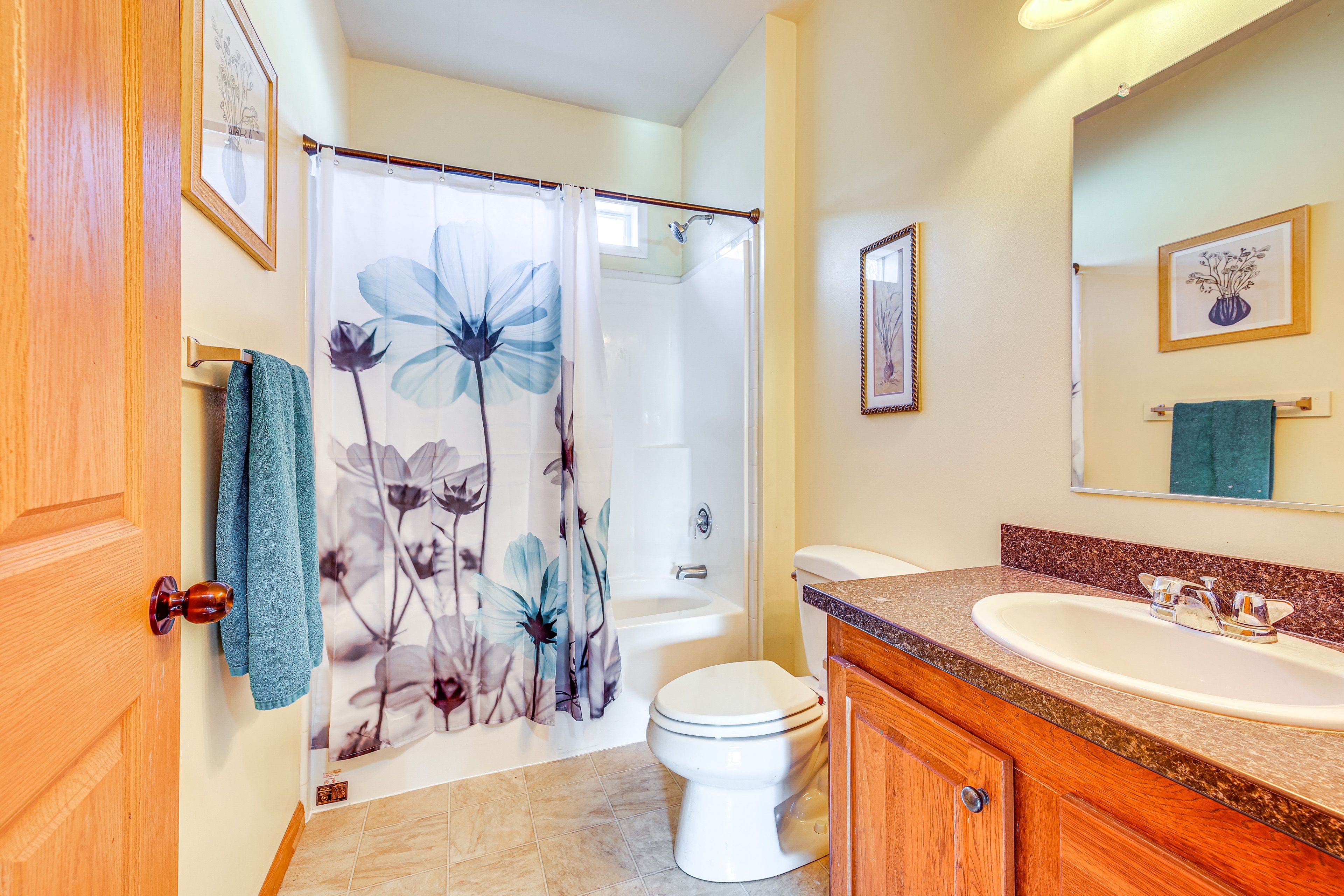 Full Bathroom | Complimentary Toiletries