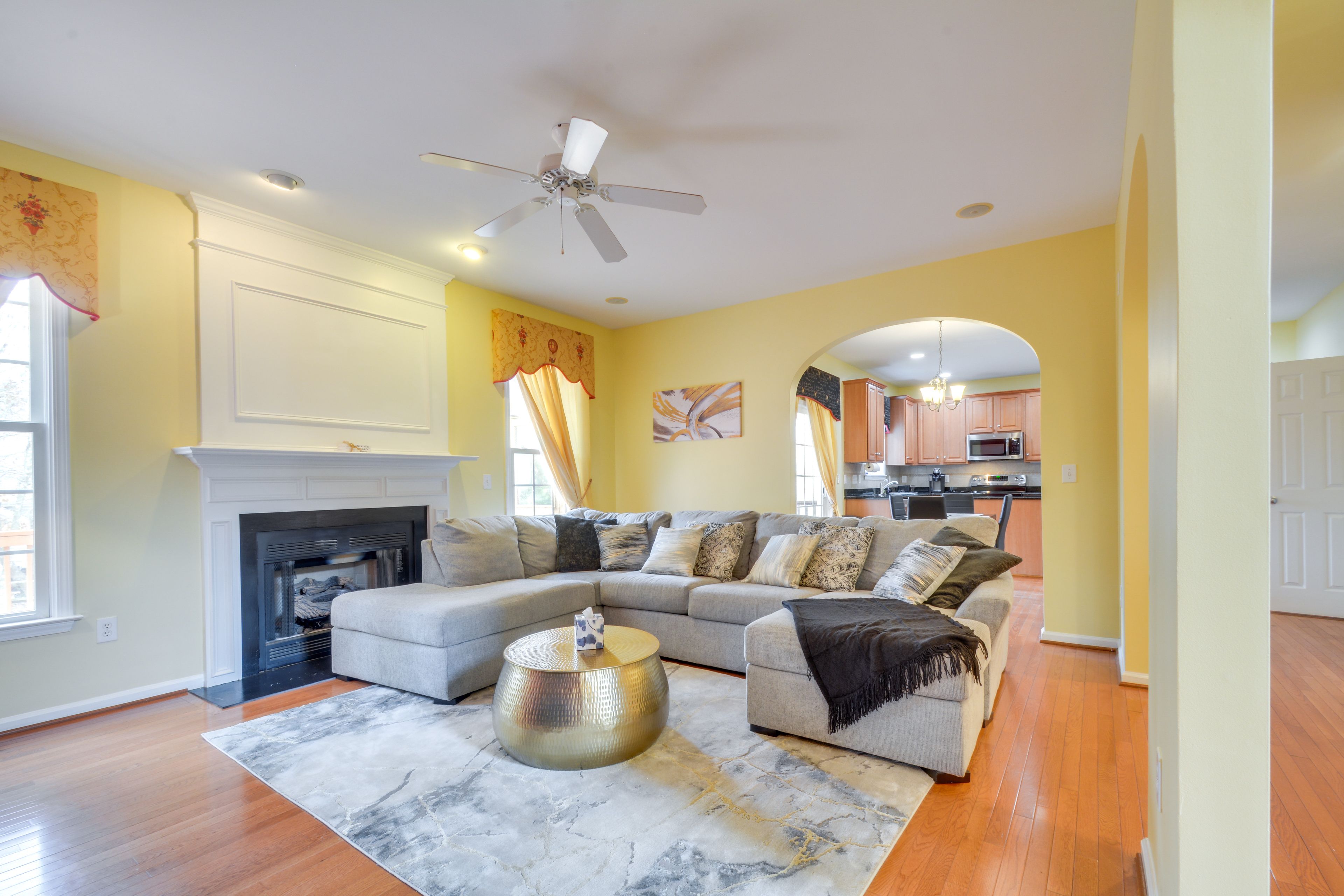 Living Room | 1st Floor | Smart TV | Free WiFi | Electric Fireplace