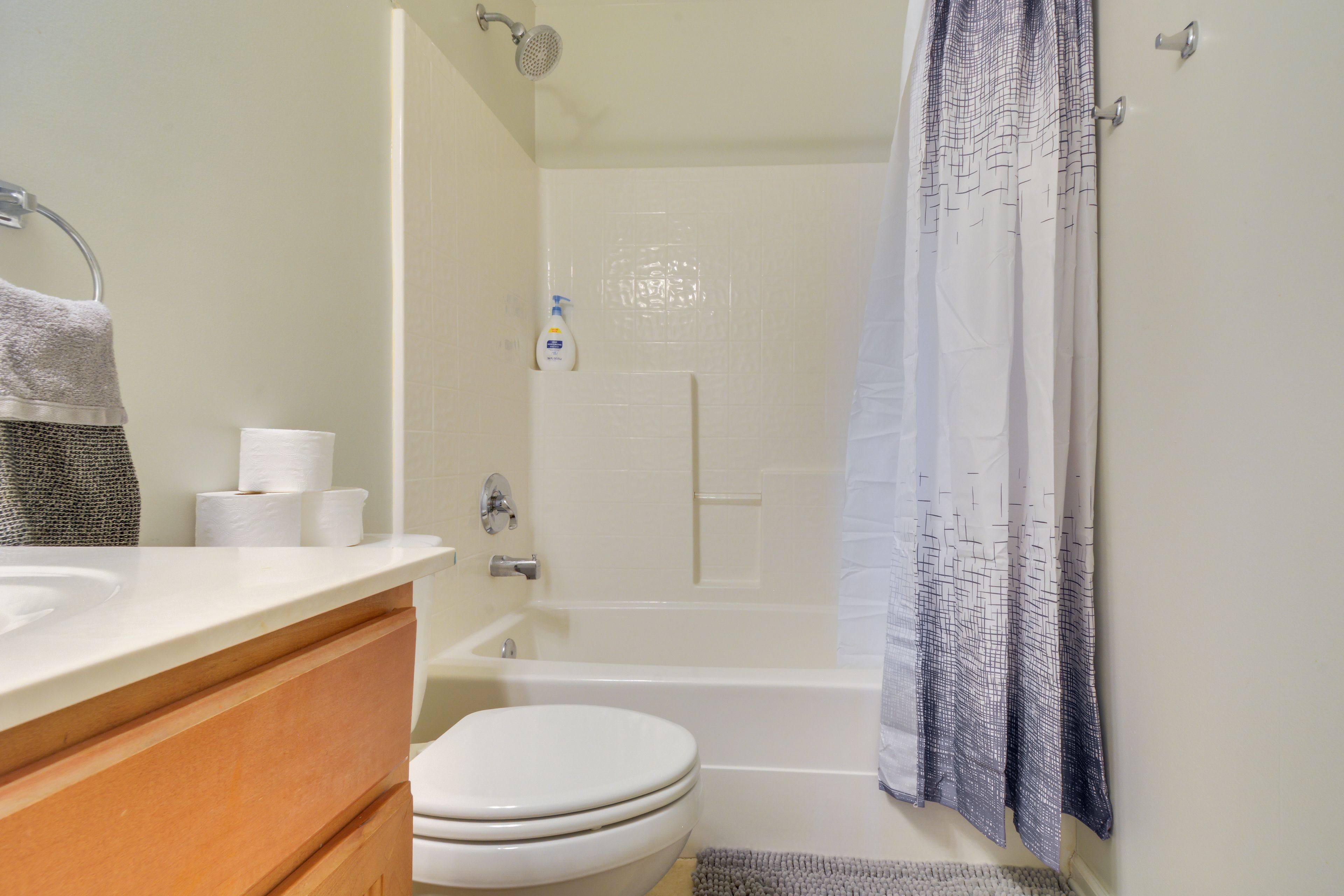 Full Bathroom | 2nd Floor | Complimentary Toiletries | Hair Dryer