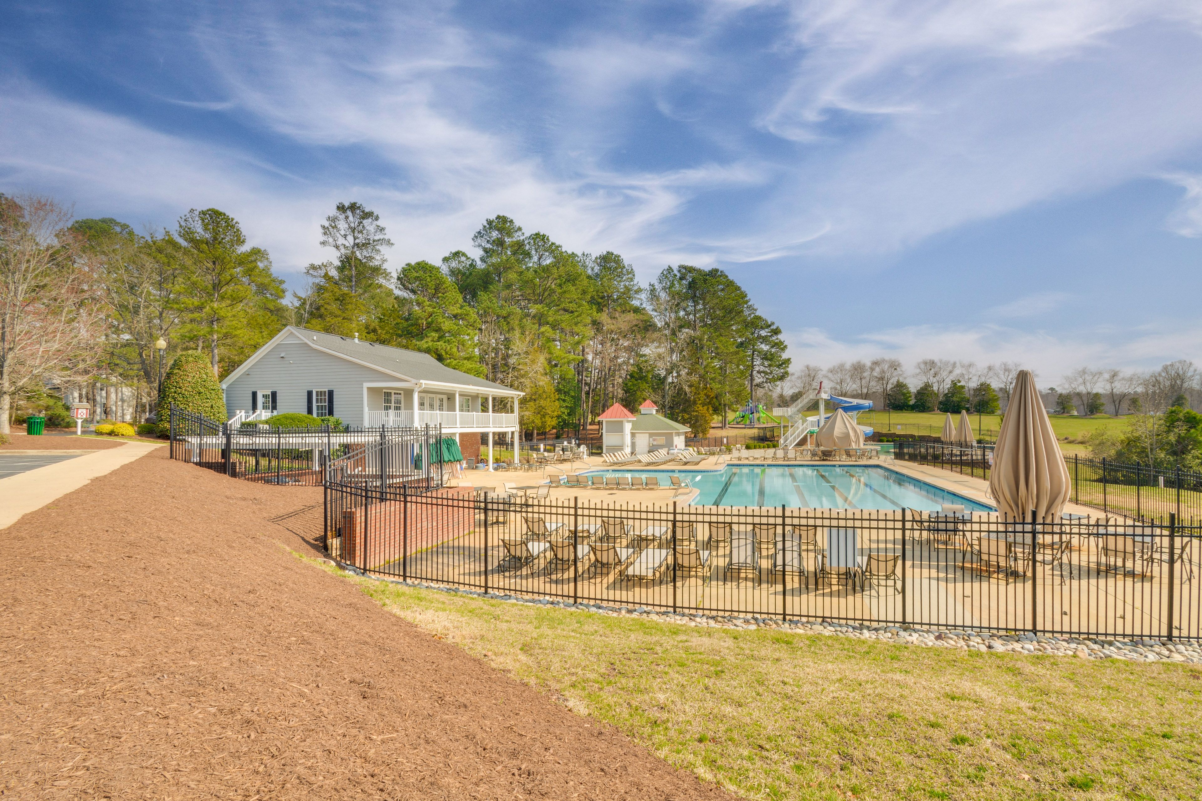 Holly Glen | Community Amenities | Seasonal Outdoor Pool