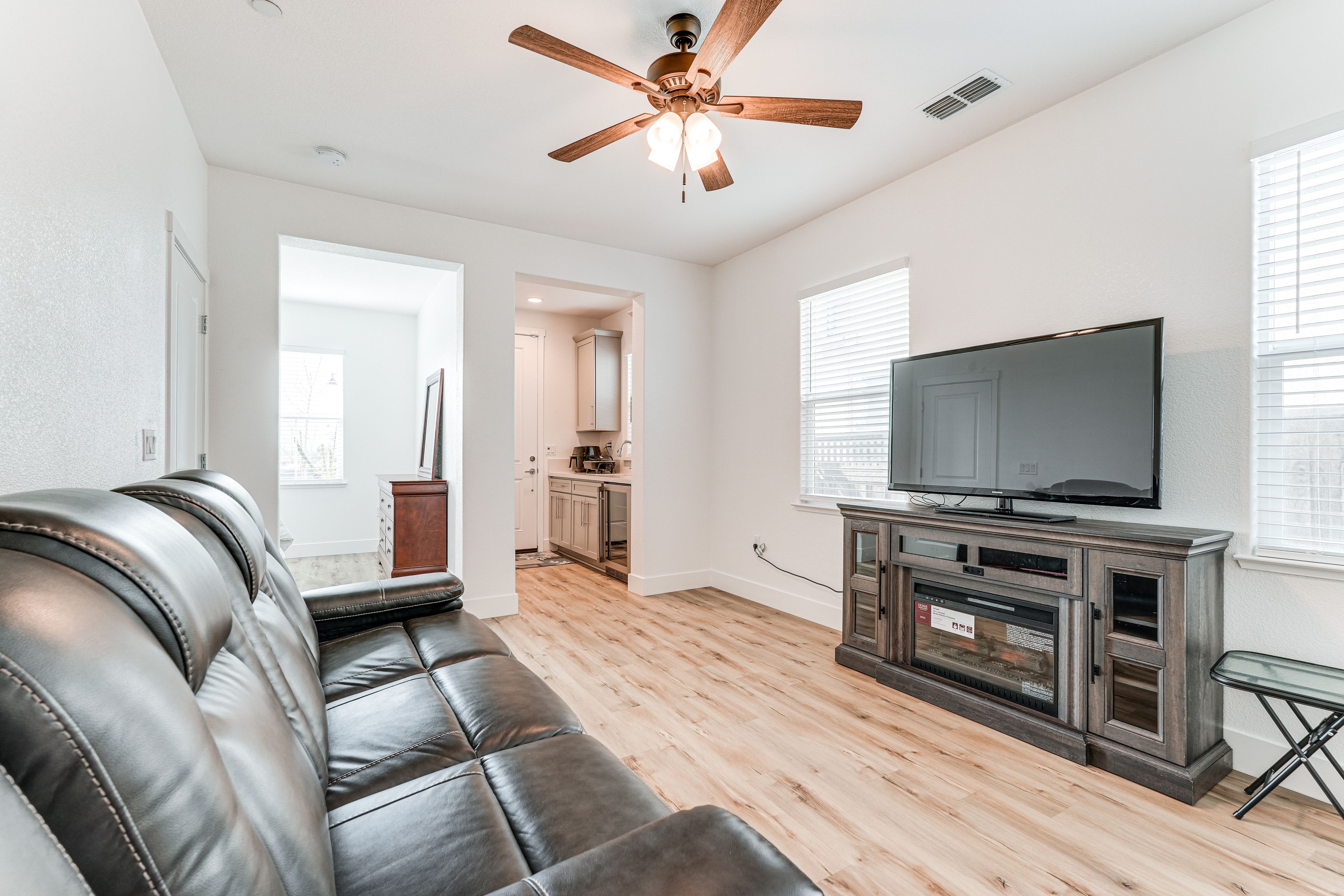 Living Room | Free WiFI | Flat-Screen TV | Electric Fireplace | Central A/C