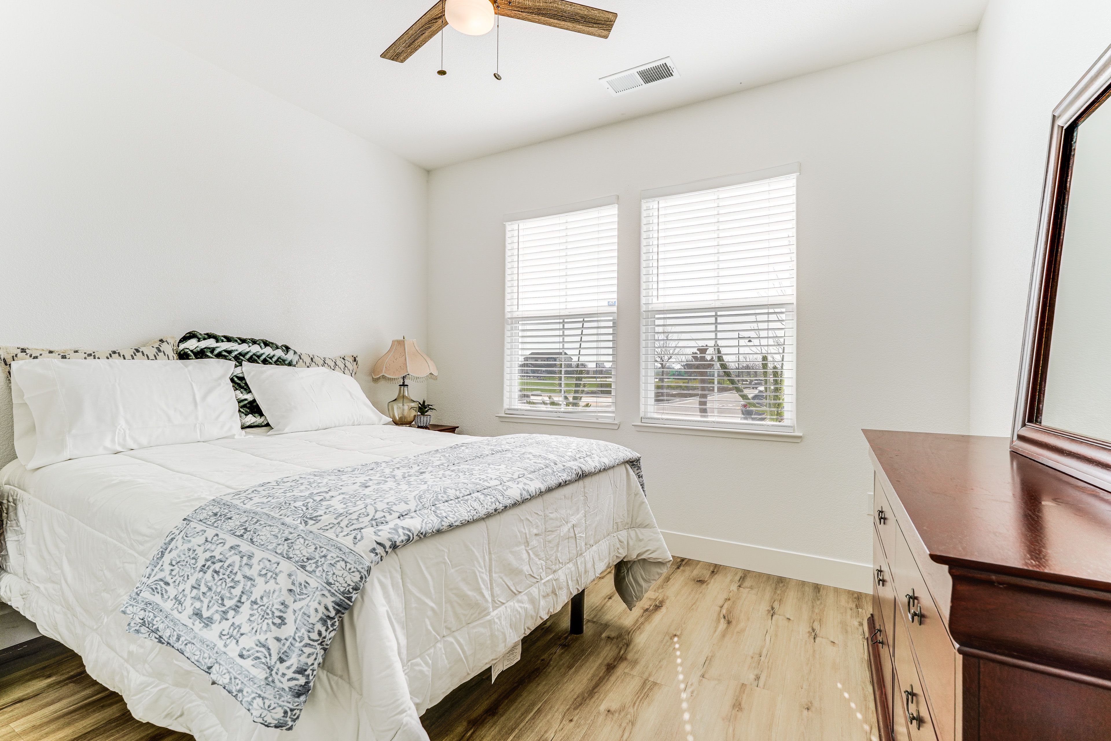 Studio Interior | Queen Bed