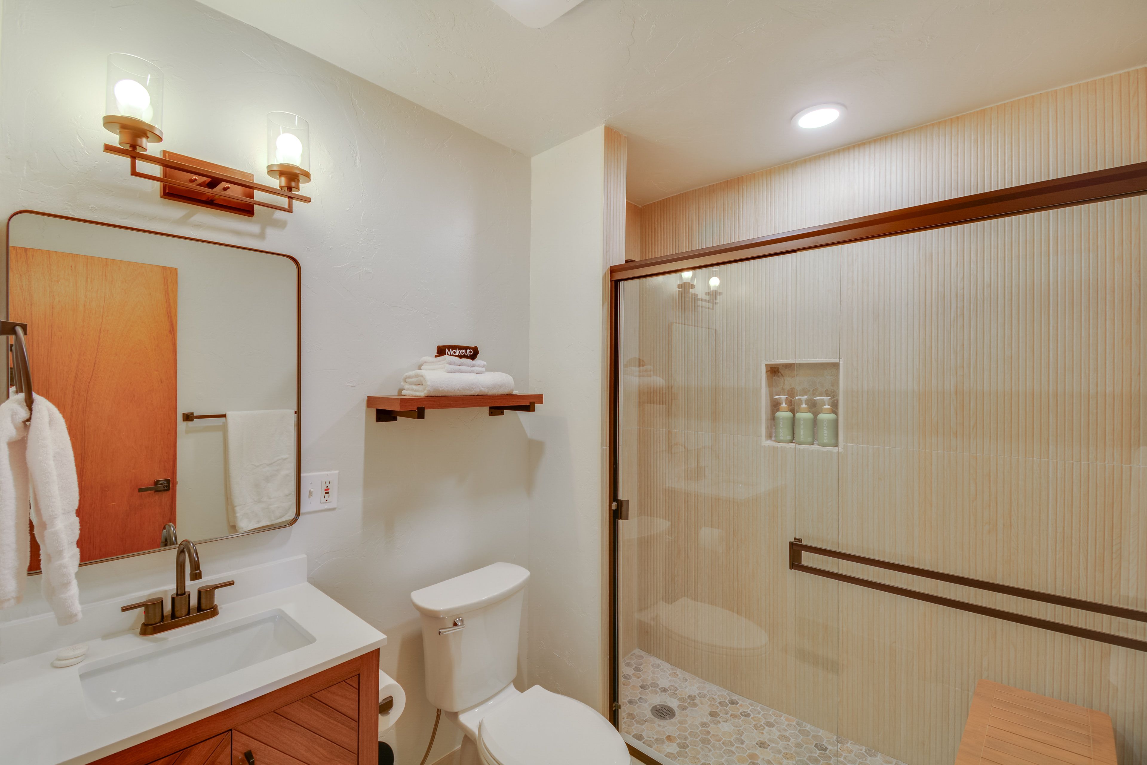Full Bathroom | Towels Provided | 2nd Floor