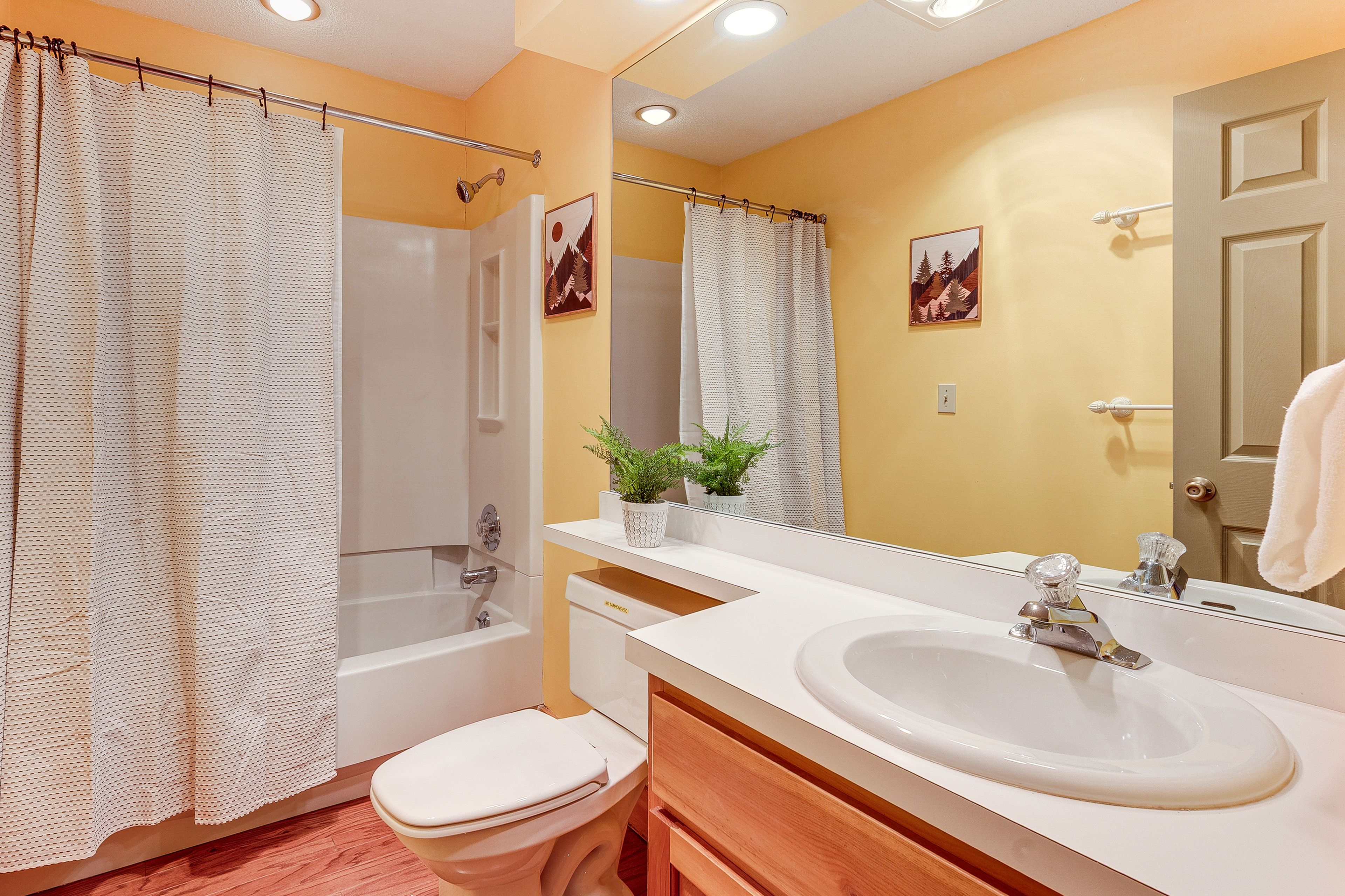 Full Bathroom | 2nd Floor | Towels Provided