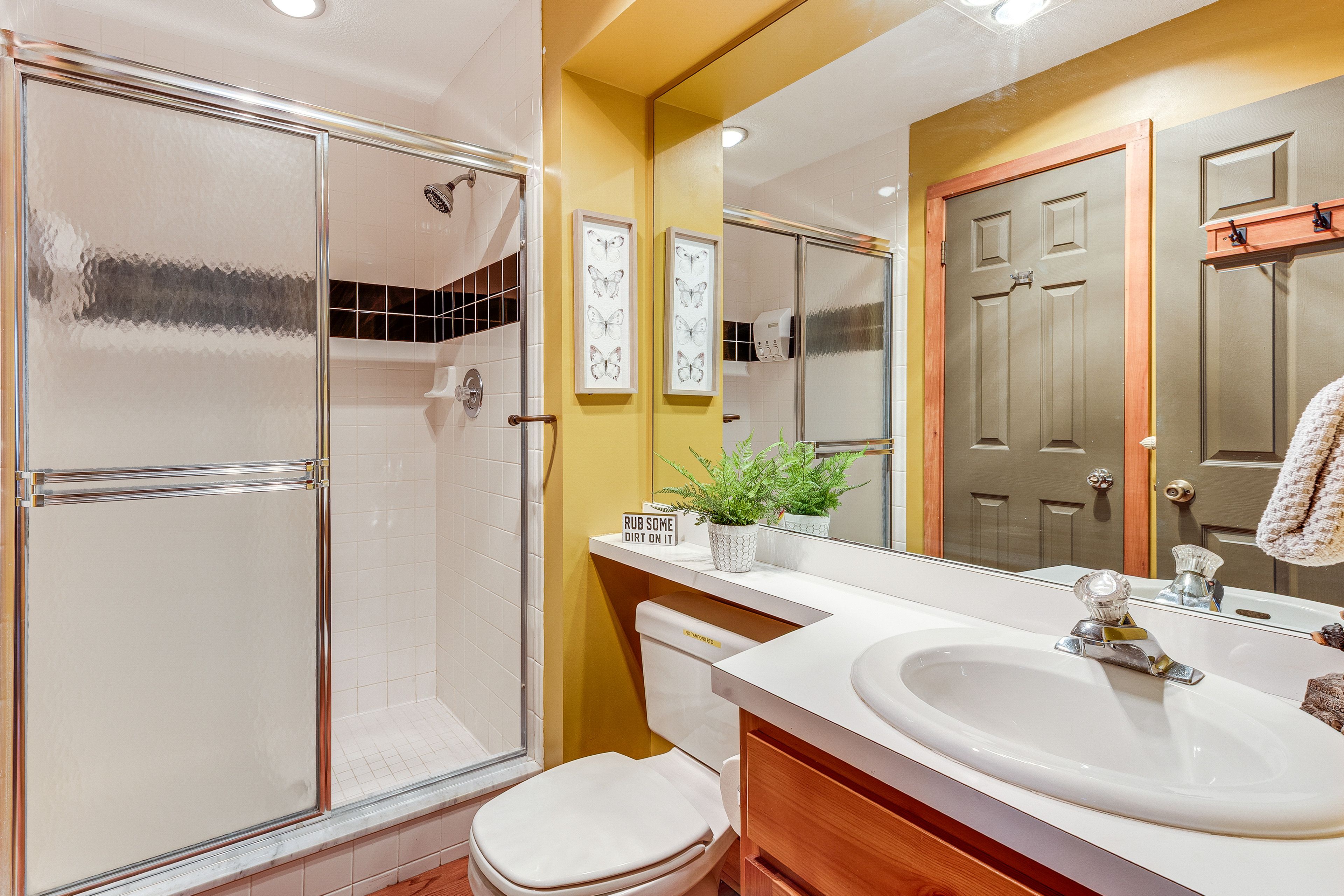 Full Bathroom | 1st Floor | Towels Provided