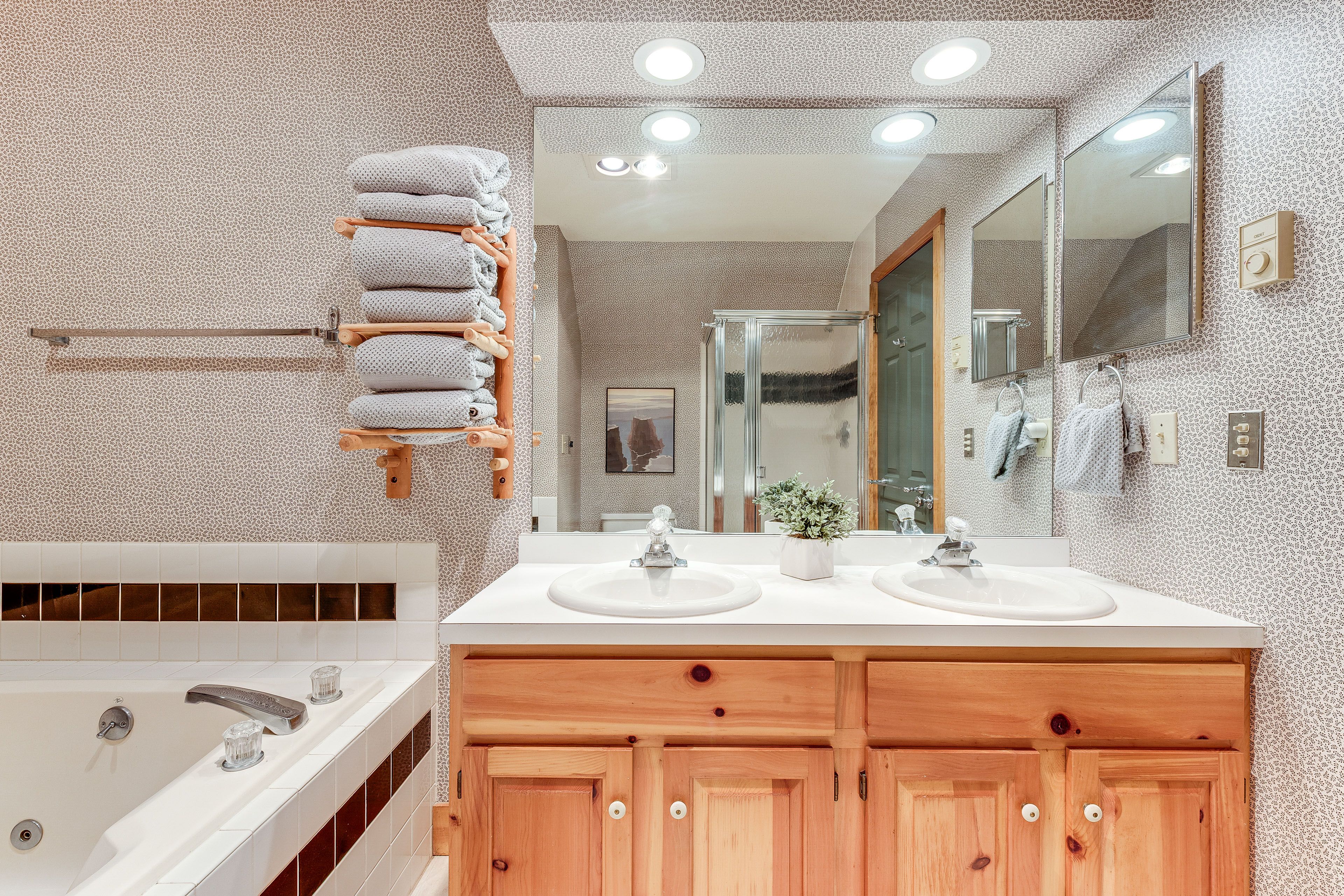 Full Bathroom | 1st Floor | Towels Provided