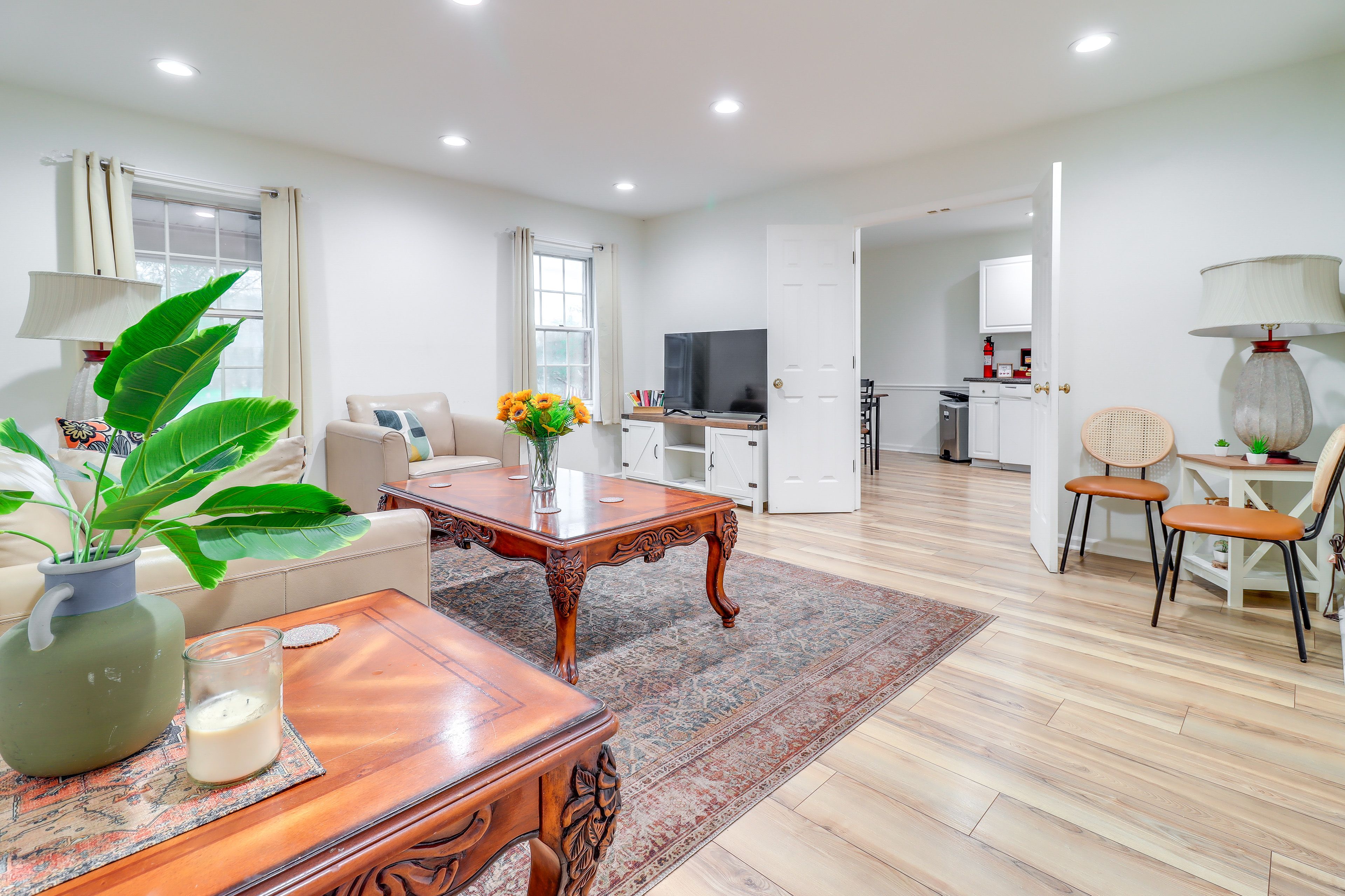 Living Room | Smart TV | Free WiFi | Central A/C & Heating