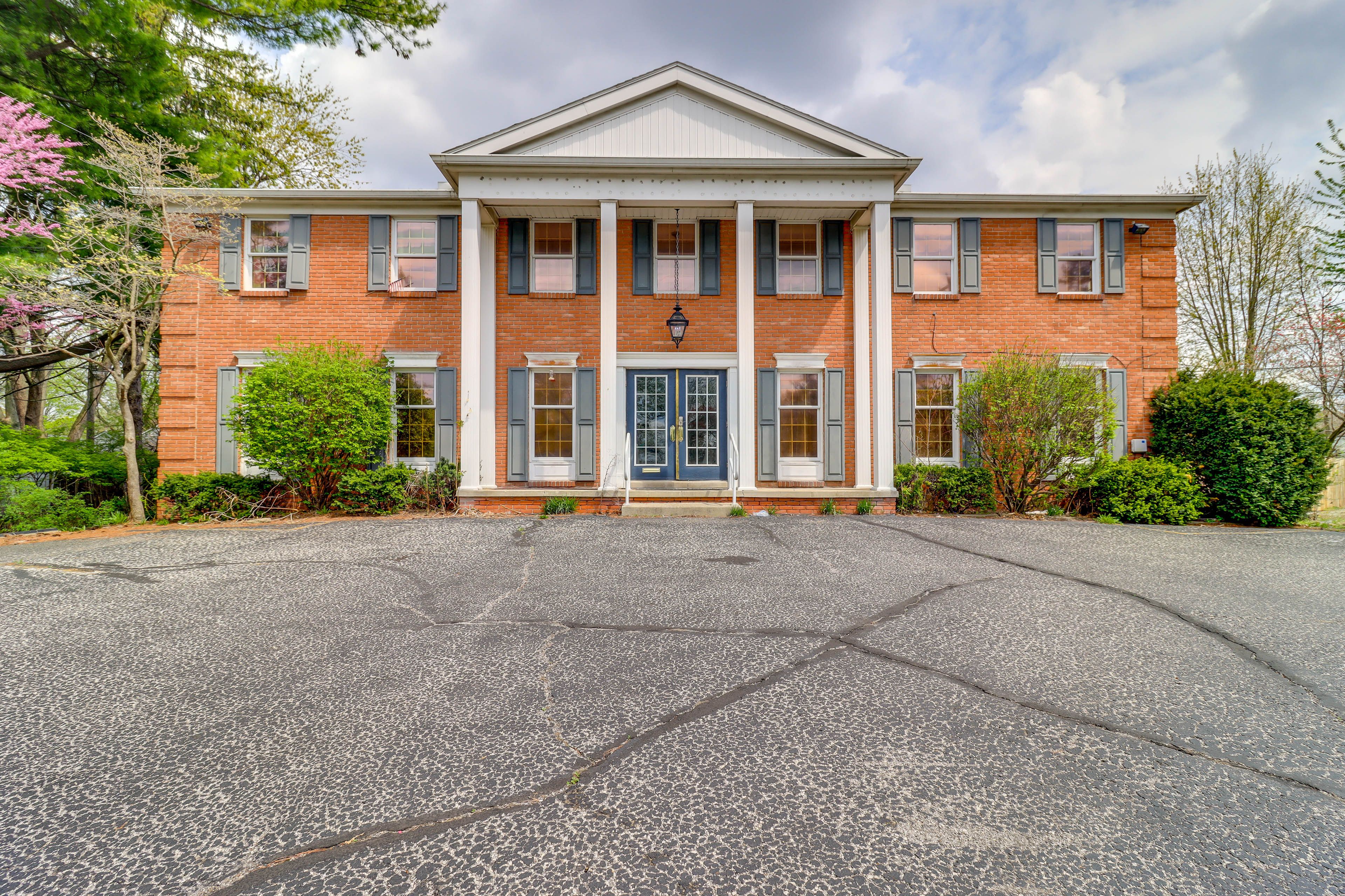 Property Exterior | Shared Parking Lot (First-Come, First-Served)