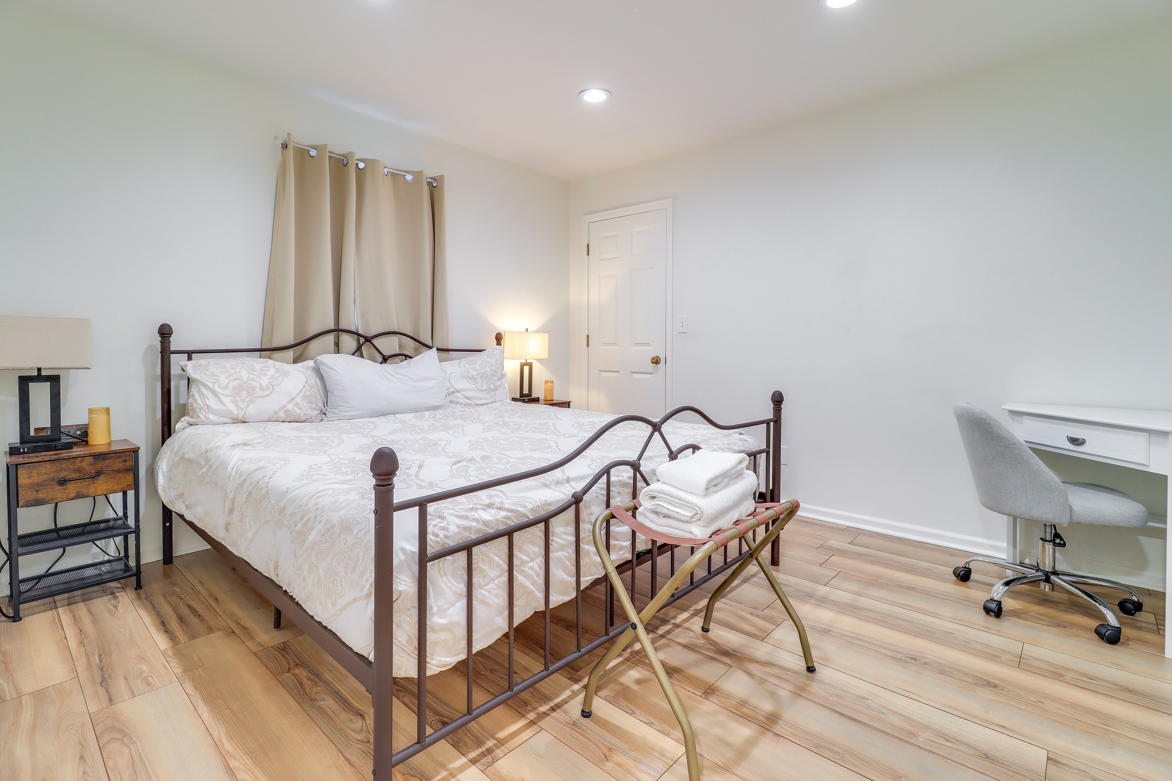 Bedroom 1 | Queen Bed