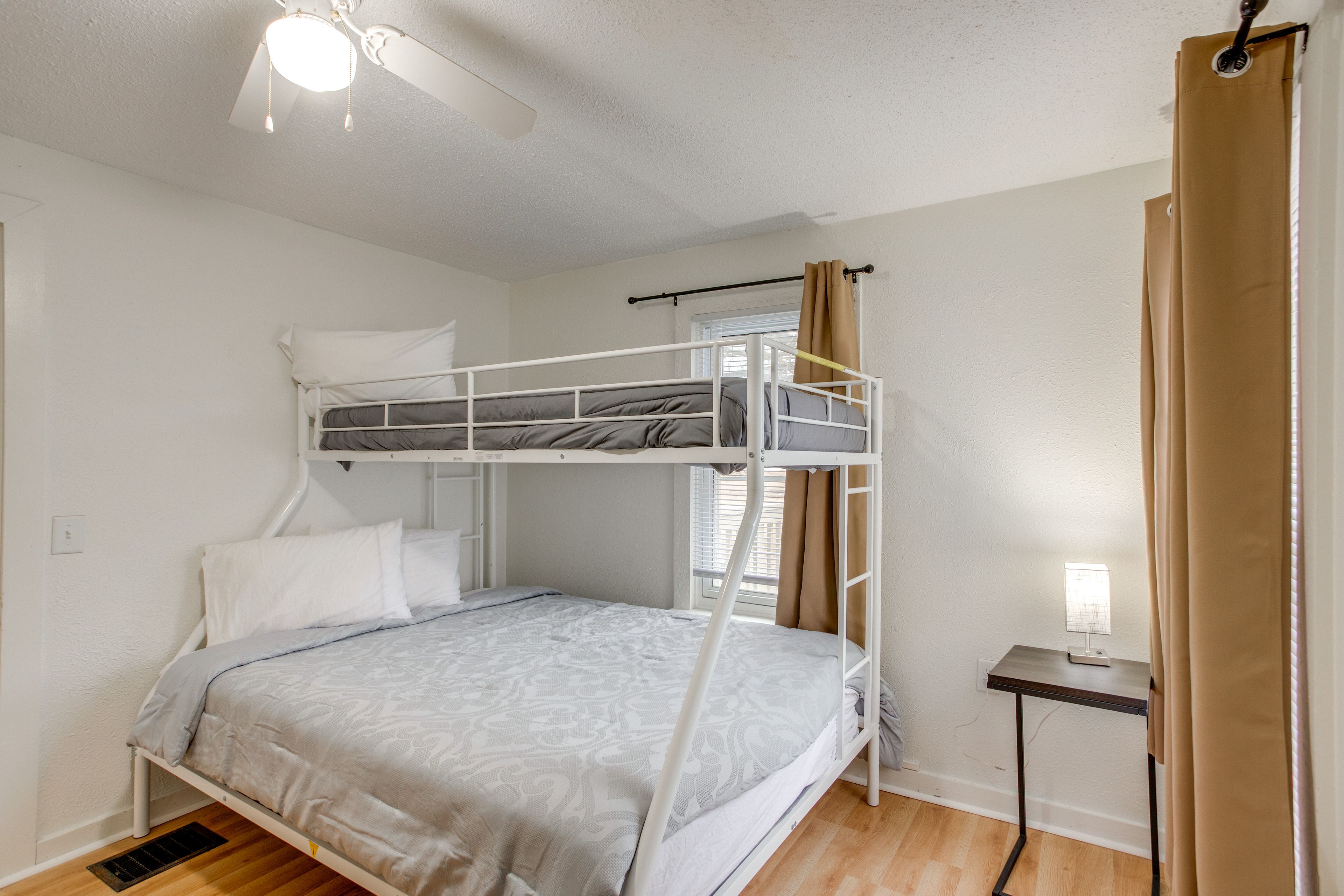 Bedroom 2 | Twin/Queen Bunk Bed