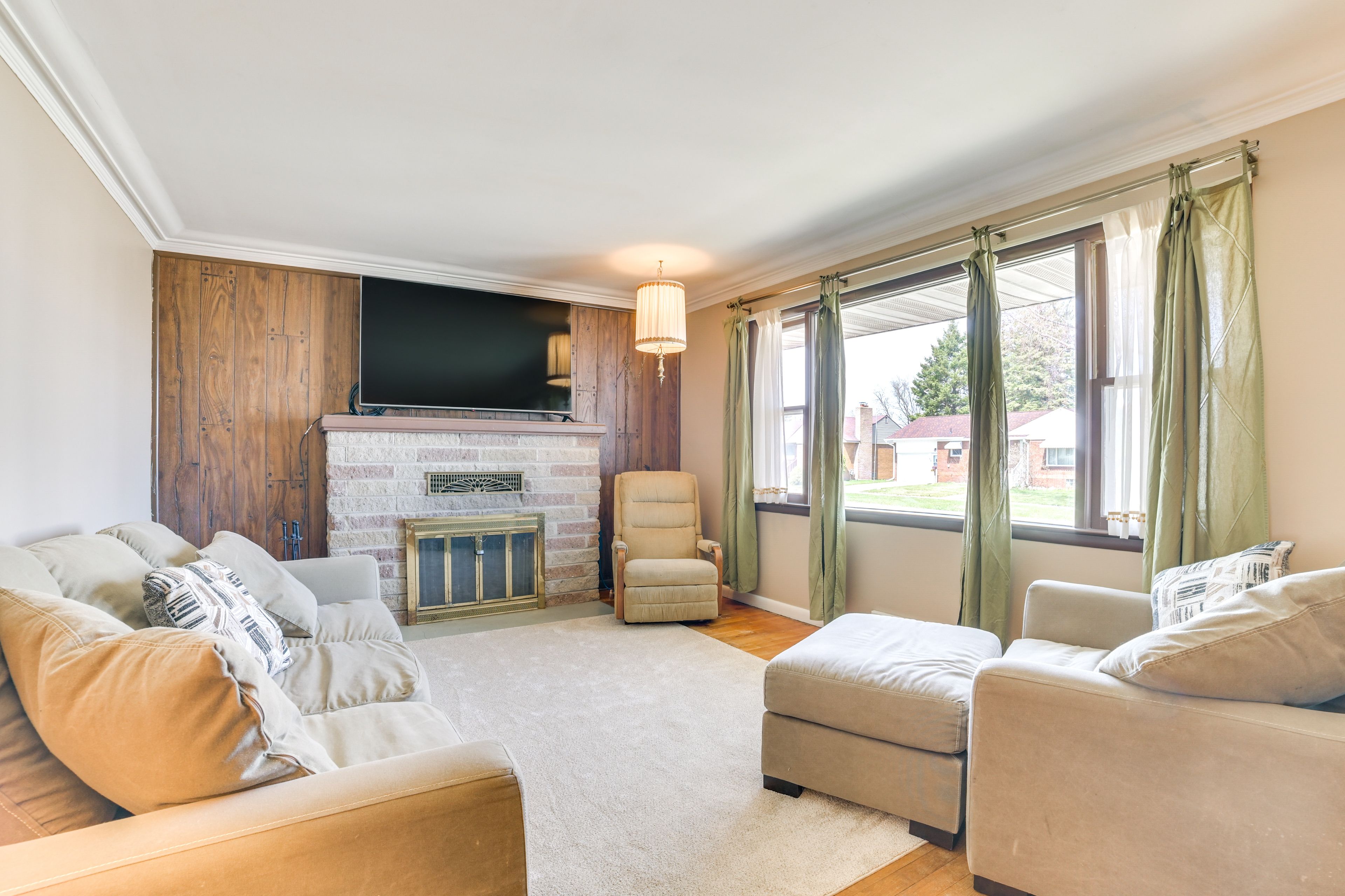 Living Room | Single-Story Home | Lake View | Flat-Screen TV