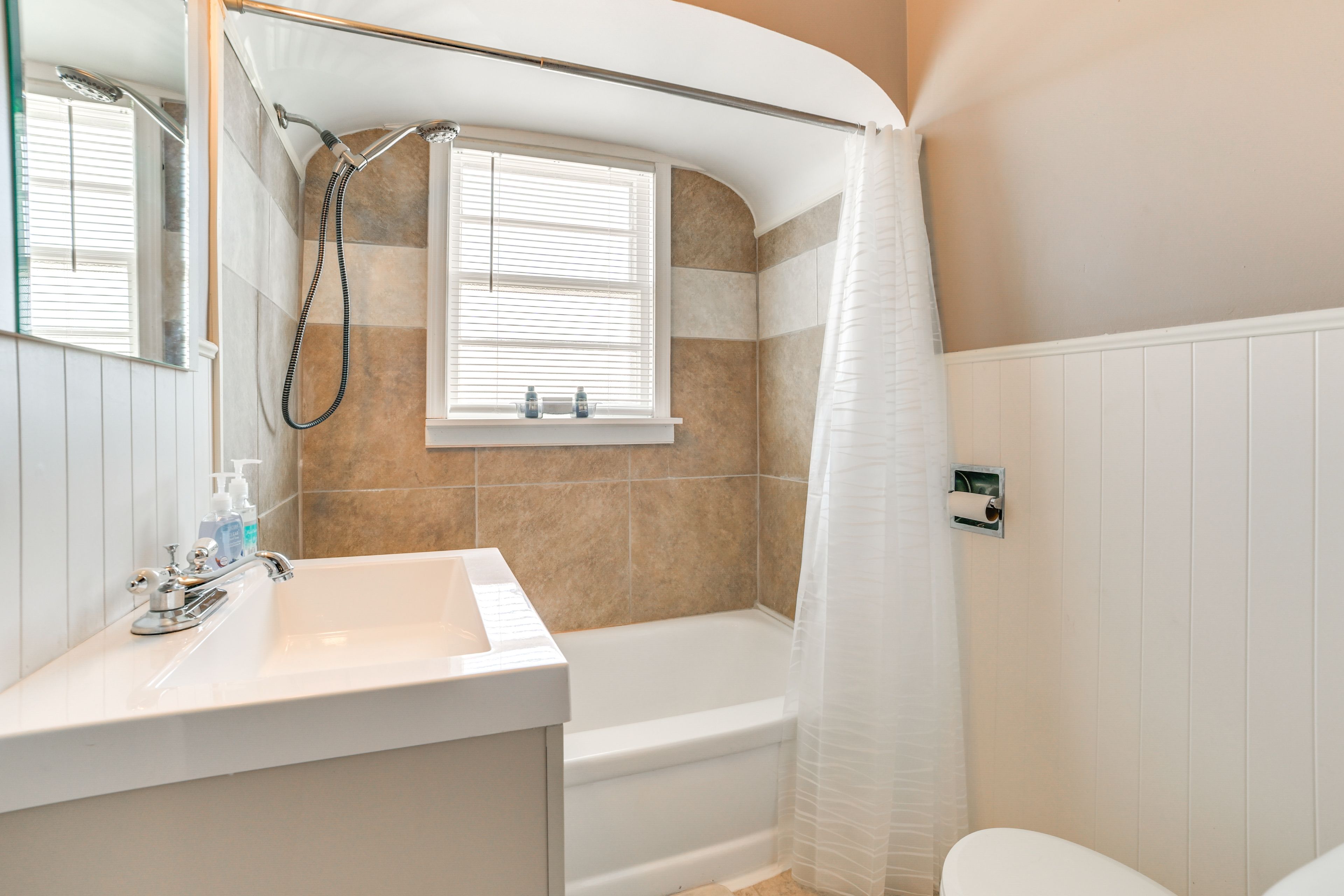 Full Bathroom | Towels Provided