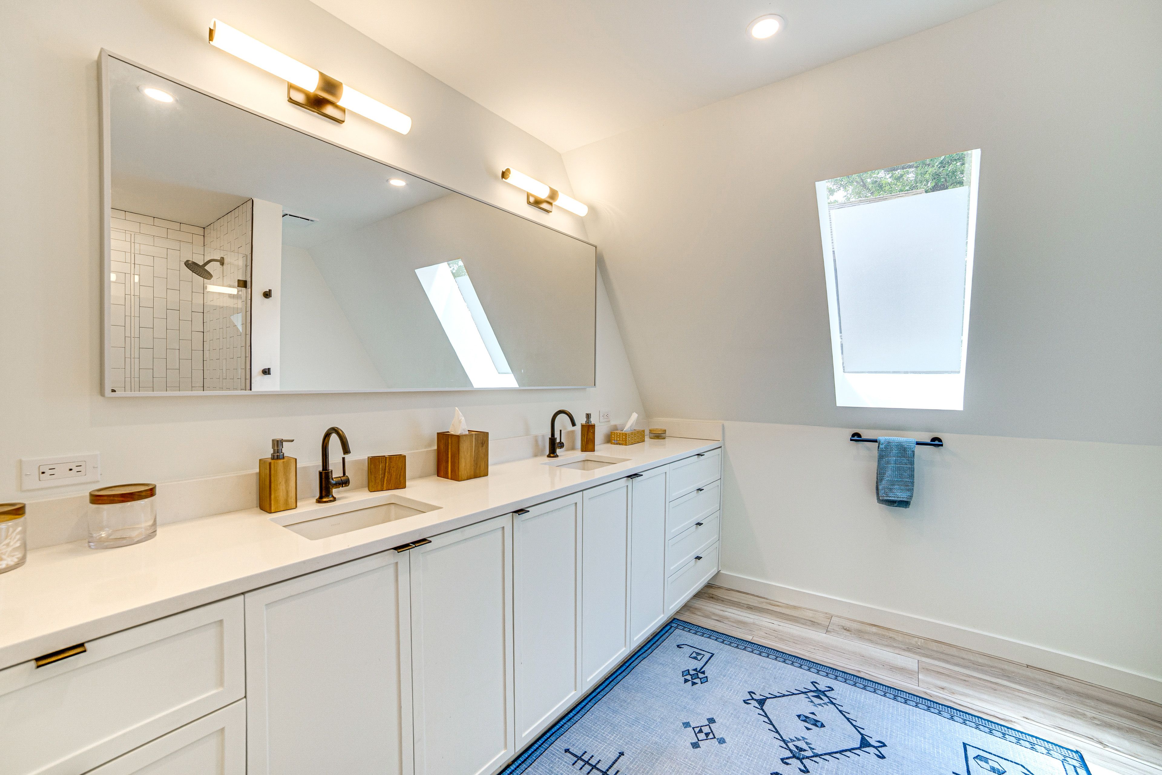 Full Bath | 1st Floor
