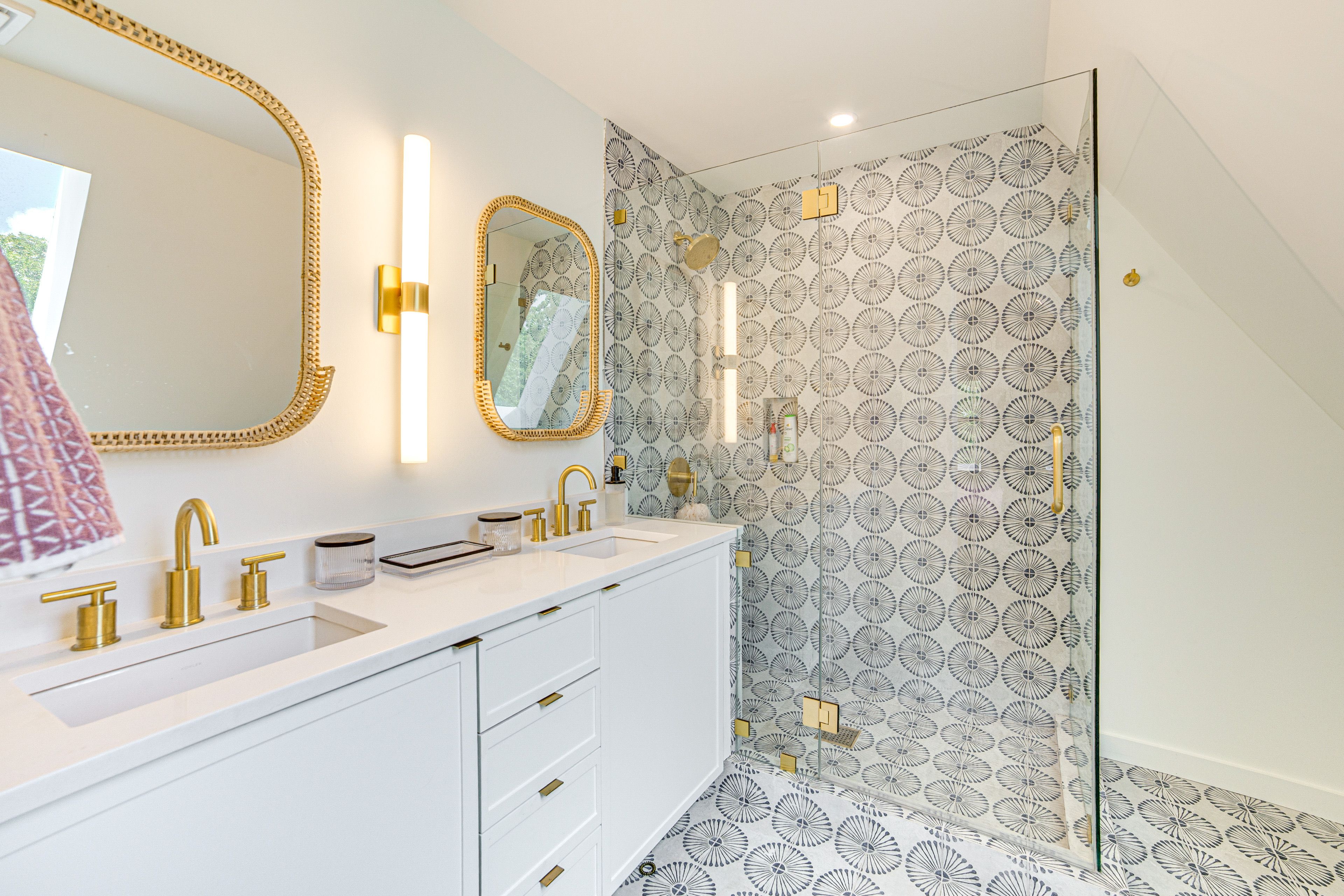 Full Bath | Towels | Hair Dryer | 2nd Floor