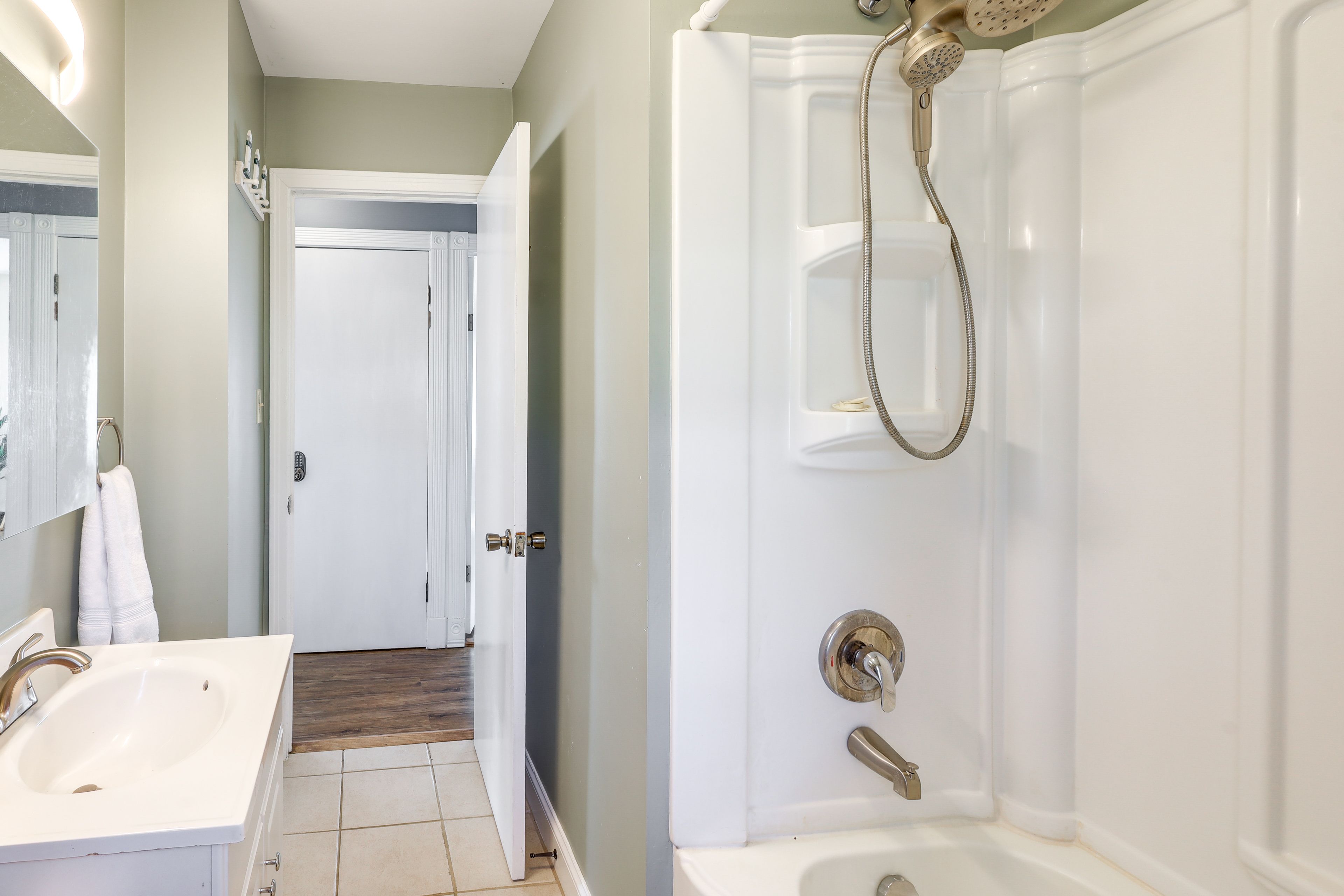 Full Bathroom | Towels Provided