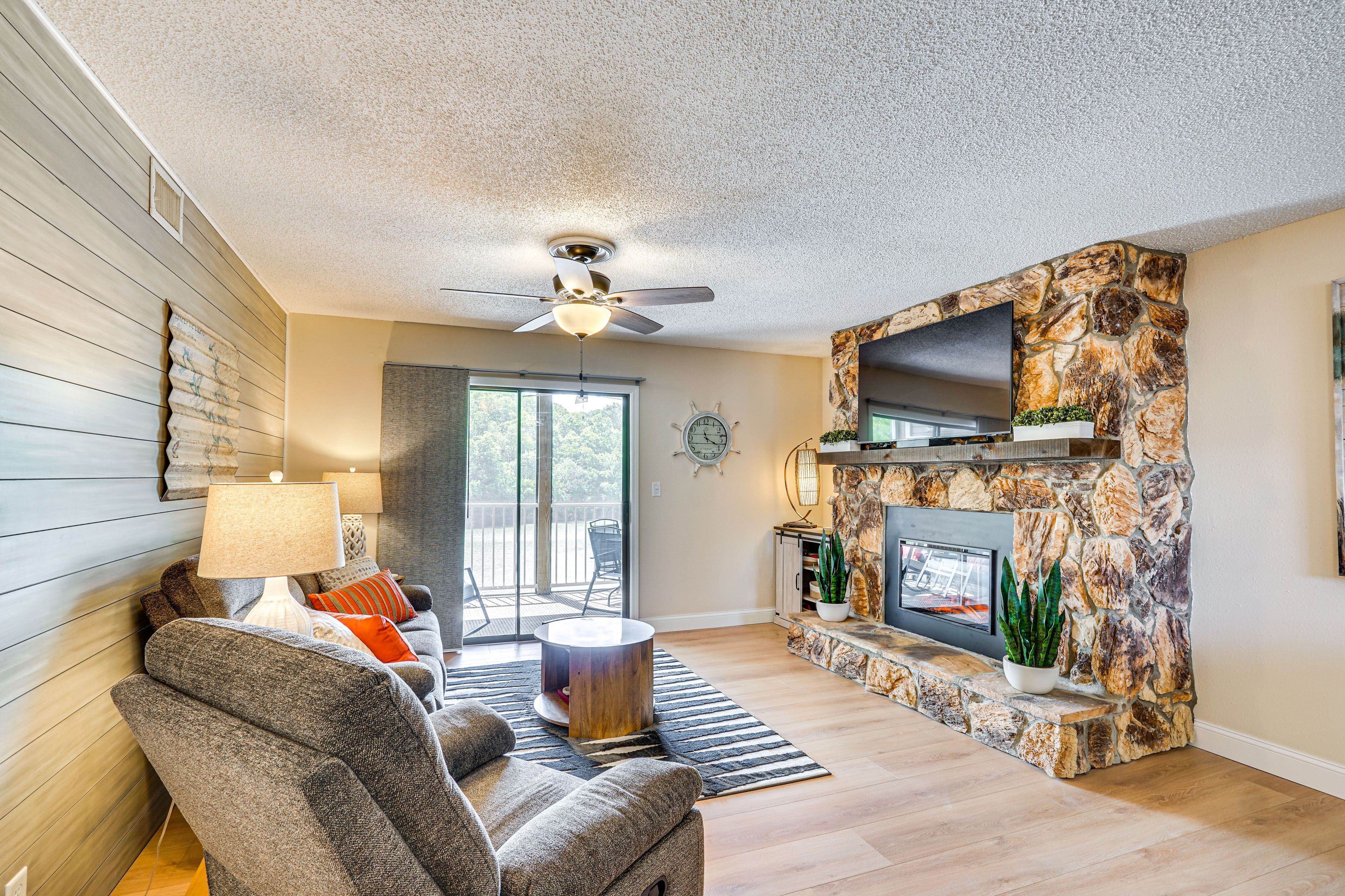 Living Room | Free WiFi | Smart TV | Central A/C | Fireplace