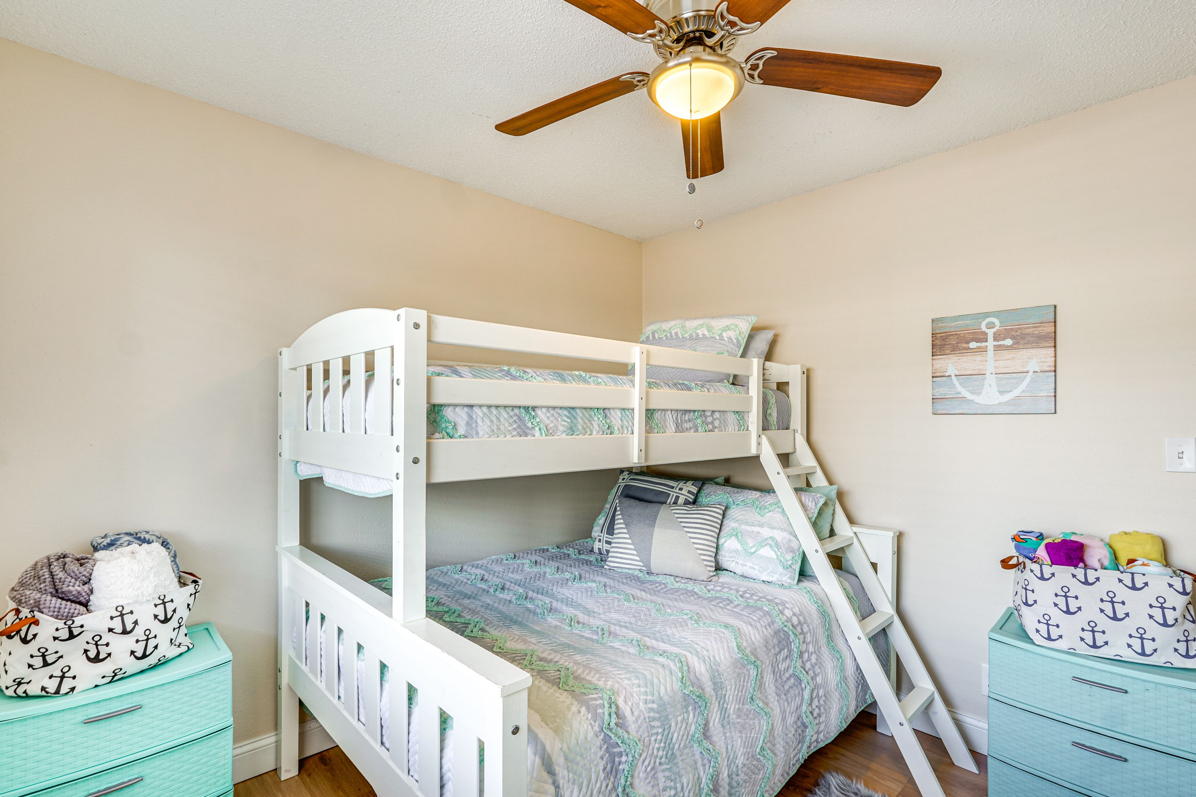 Bedroom 2 | Twin/Full Bunk Bed
